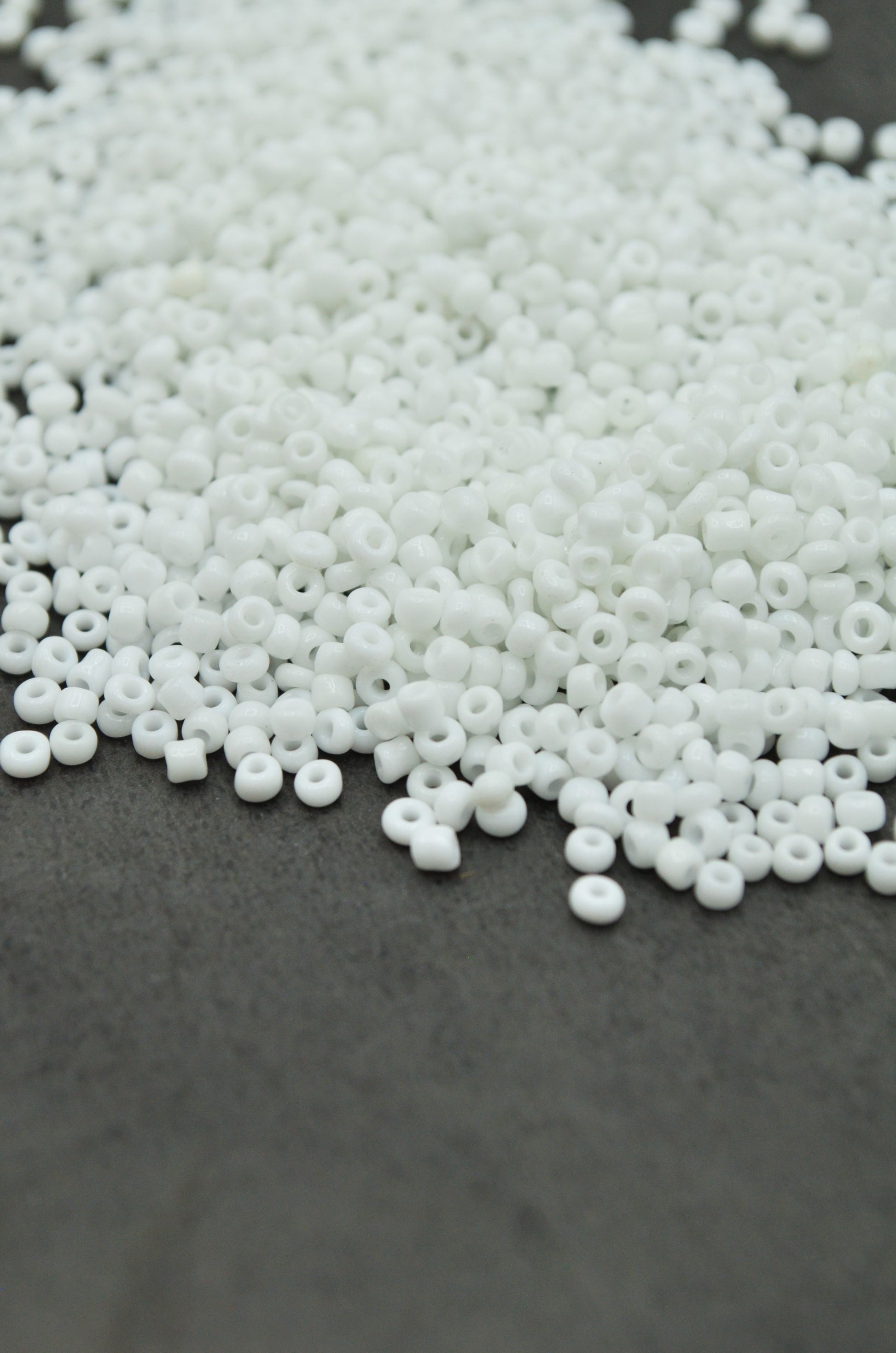 Margele 2mm, 35gr Alb Mat
