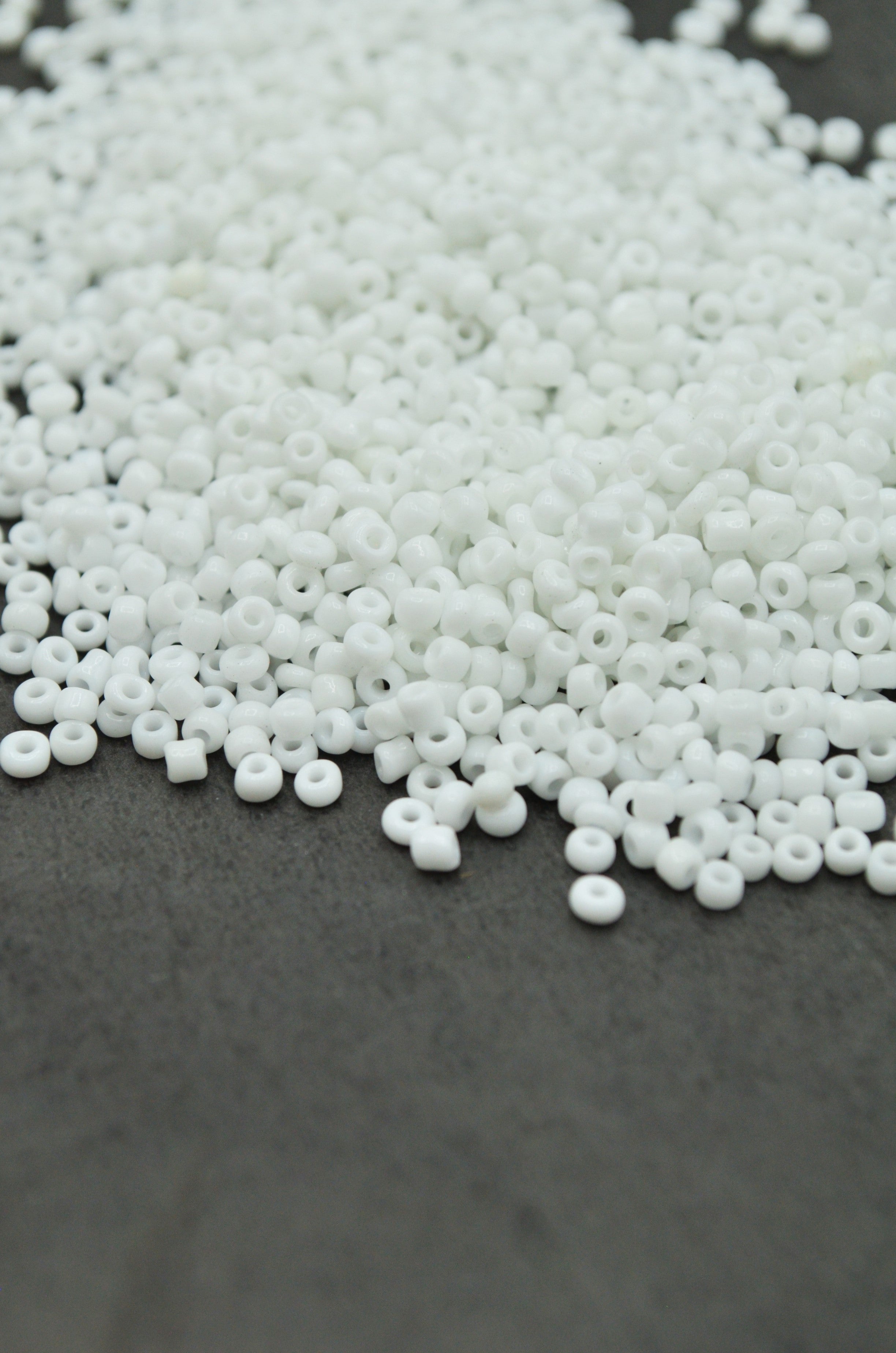Margele 2mm, 35gr Alb Mat