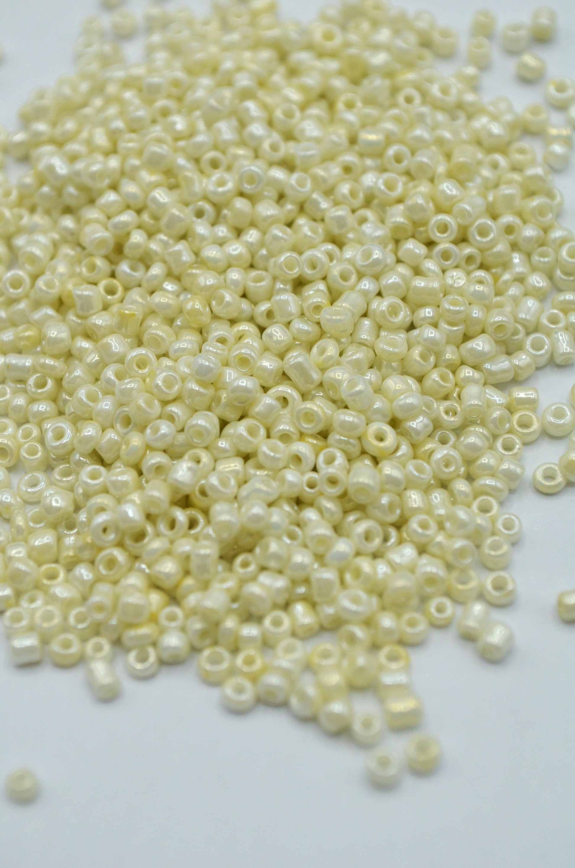 Margele 2mm, 35gr Crem Unt