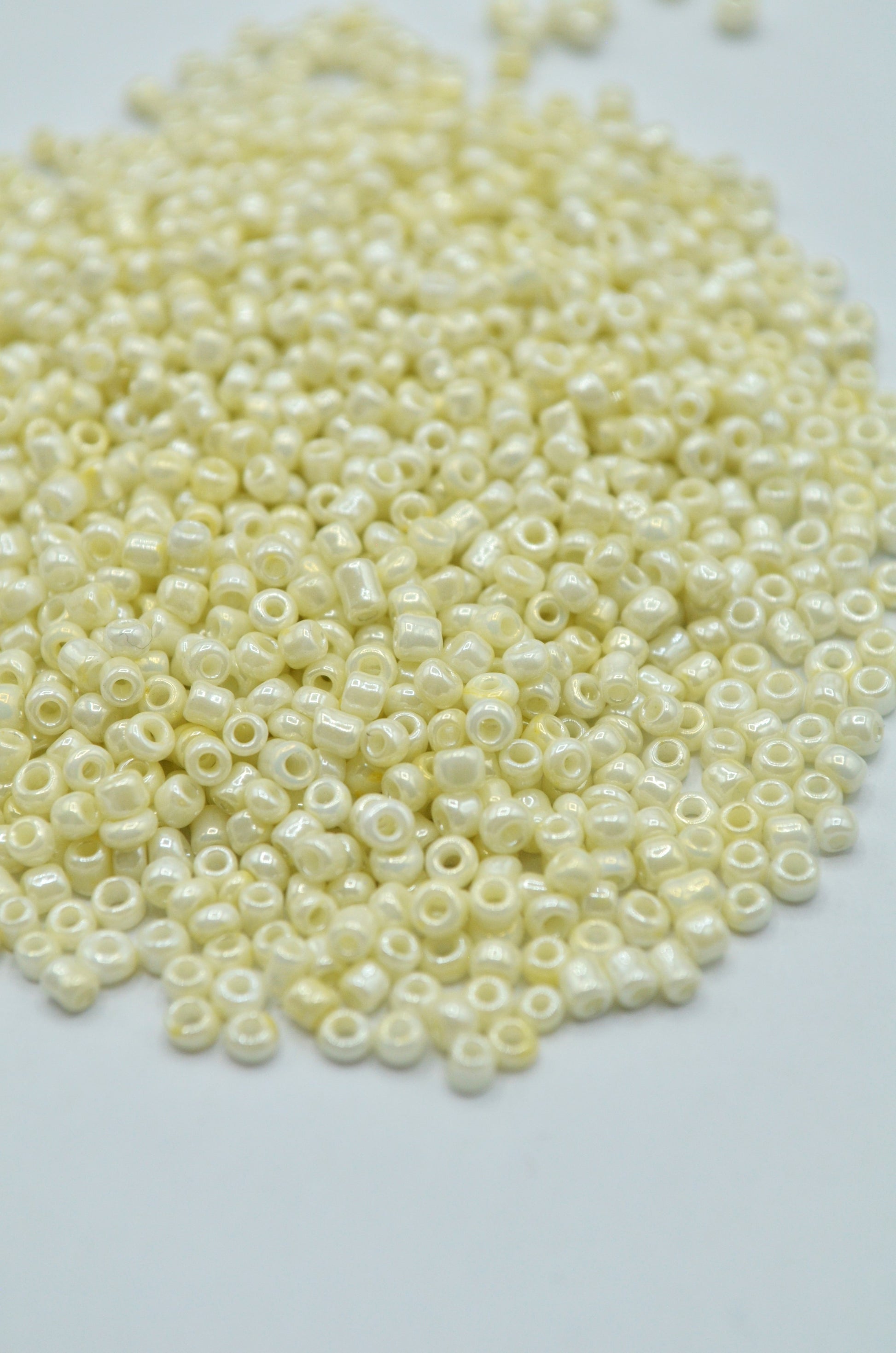 Margele 2mm, 35gr Crem Unt