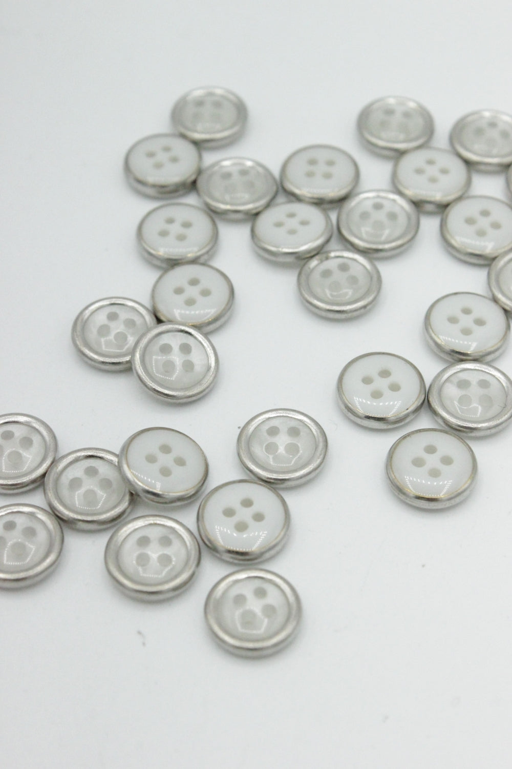 Nasturi De Plastic Cu Rama Metalica, 9mm, Alb Cu Argintiu
