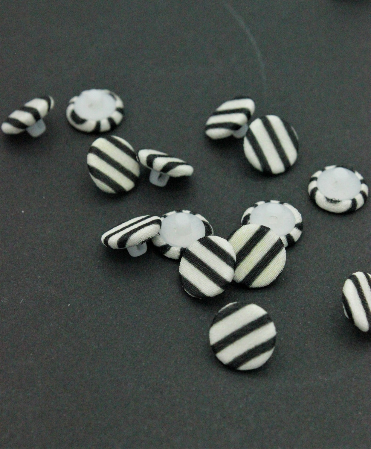 Nasturi Imbracati, 1mm, Alb Cu Negru