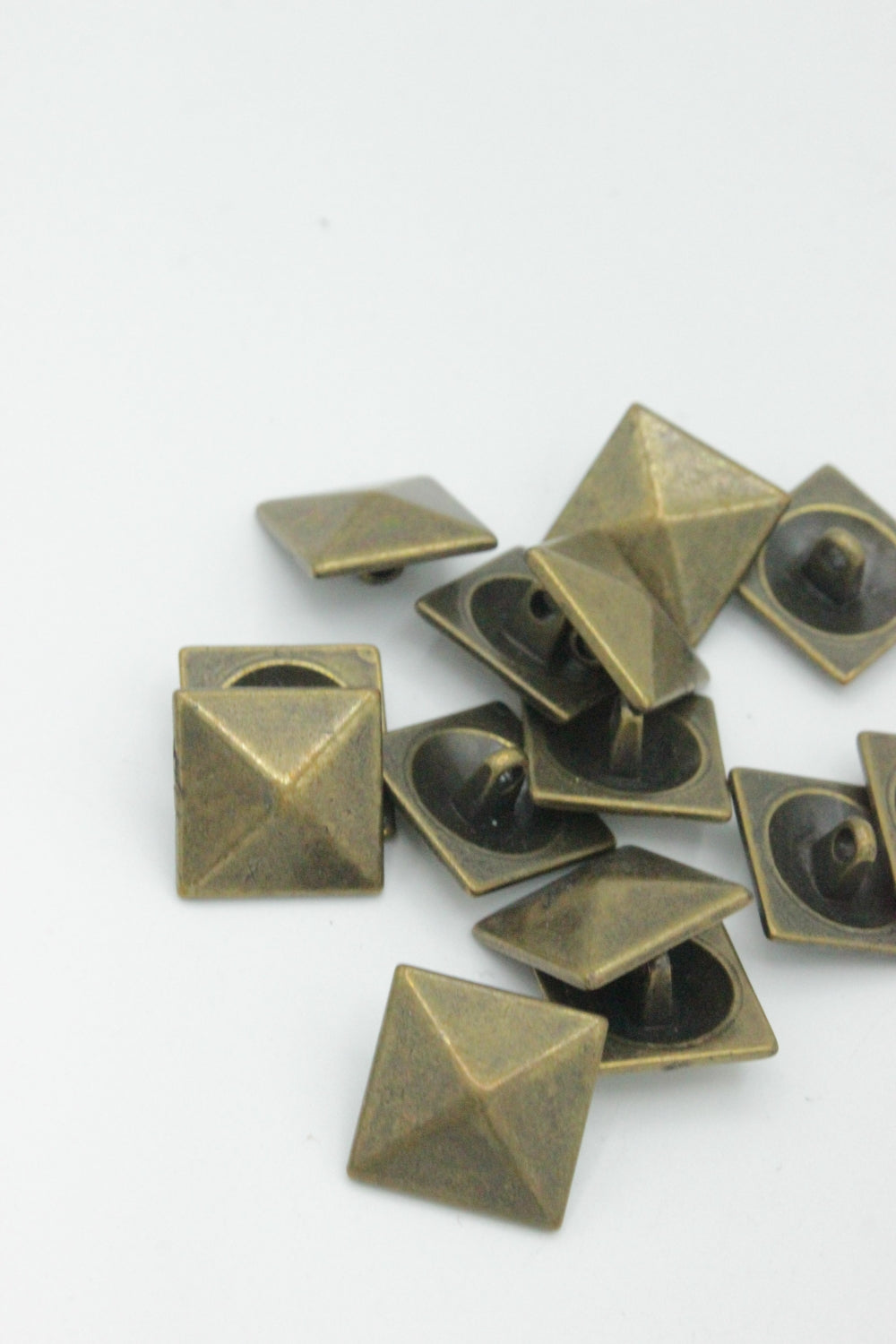 Nasturi Metalici, 16mm