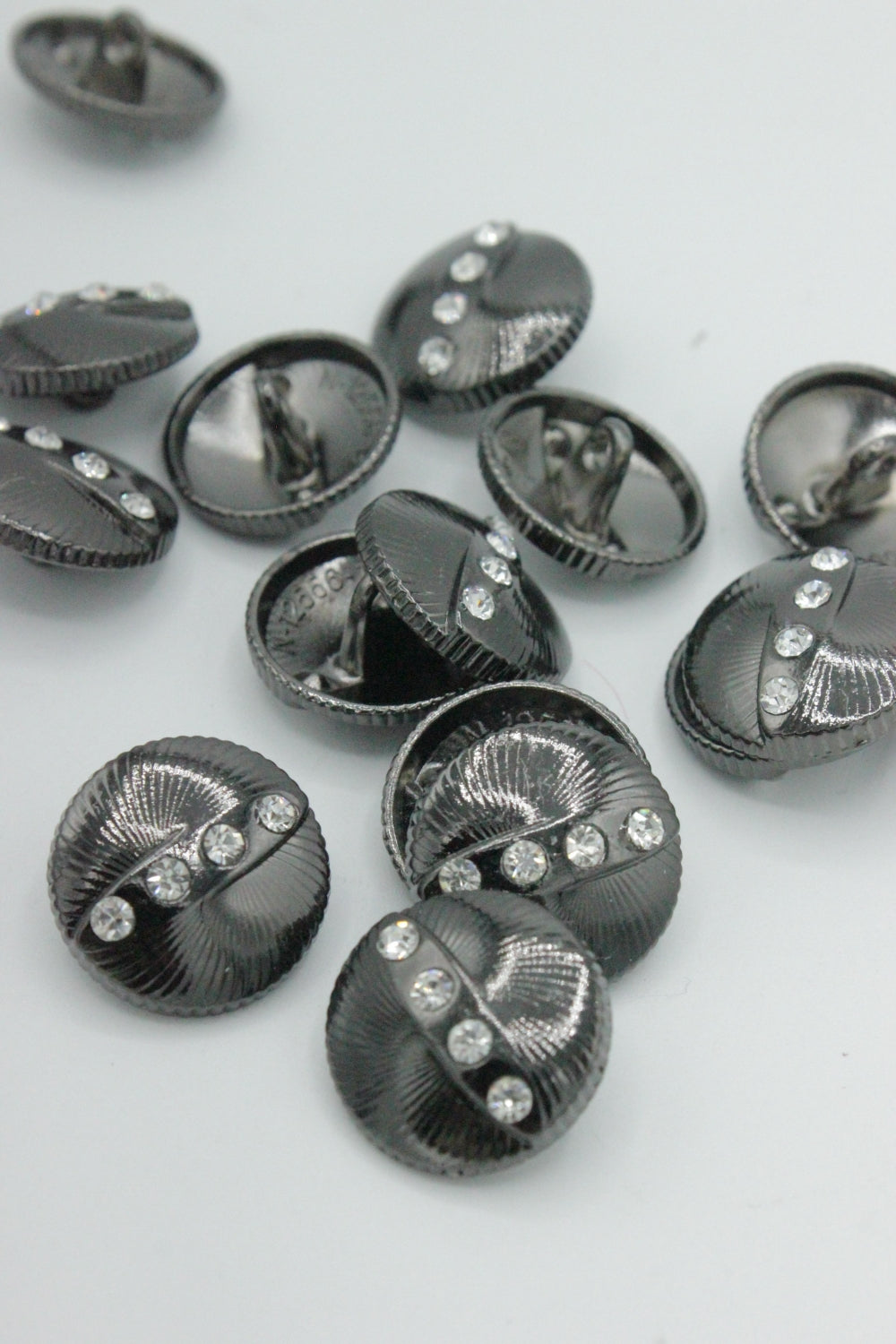 Nasturi Metalici Cu Strasuri, 18mm, Argintiu Inchis