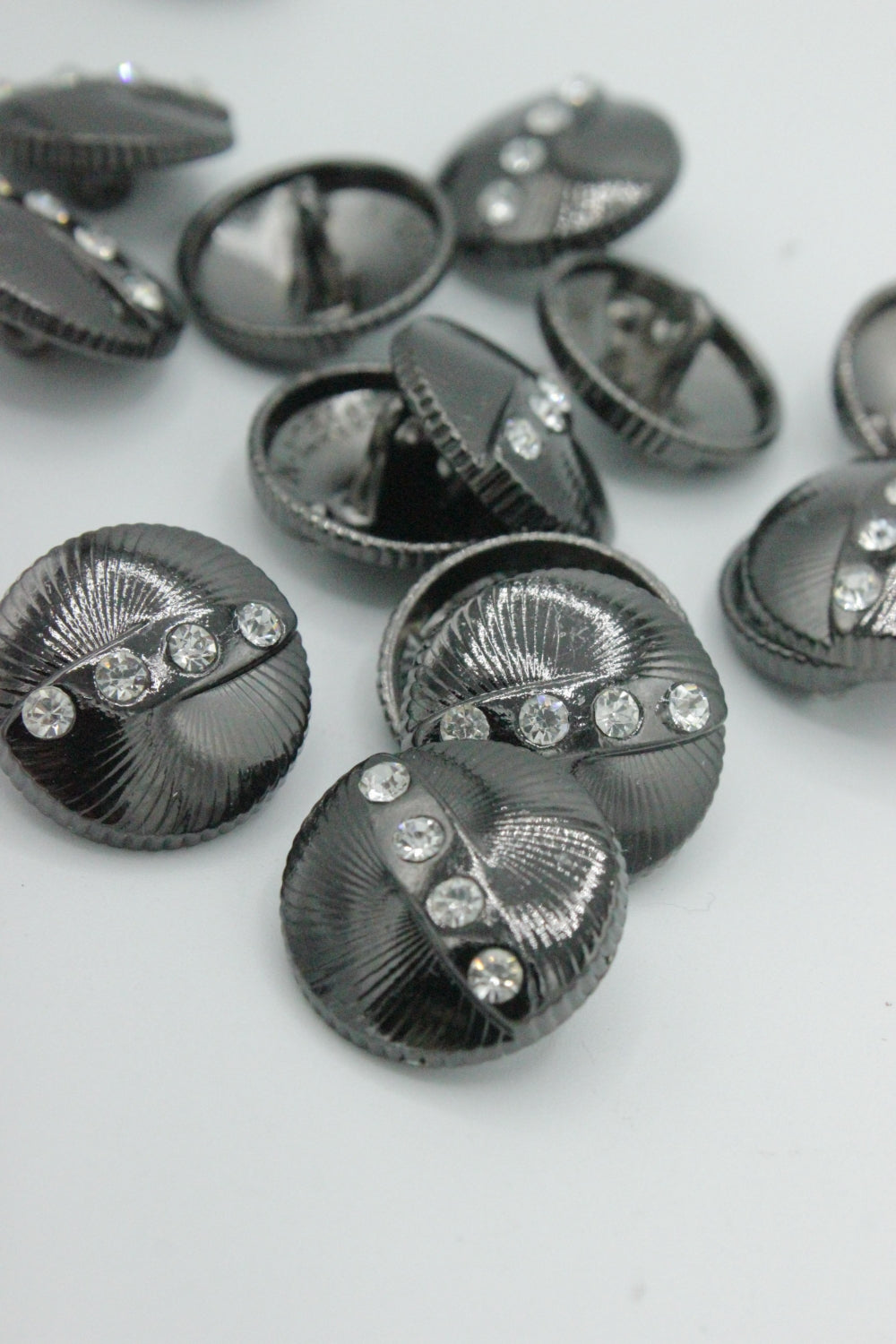 Nasturi Metalici Cu Strasuri, 18mm, Argintiu Inchis