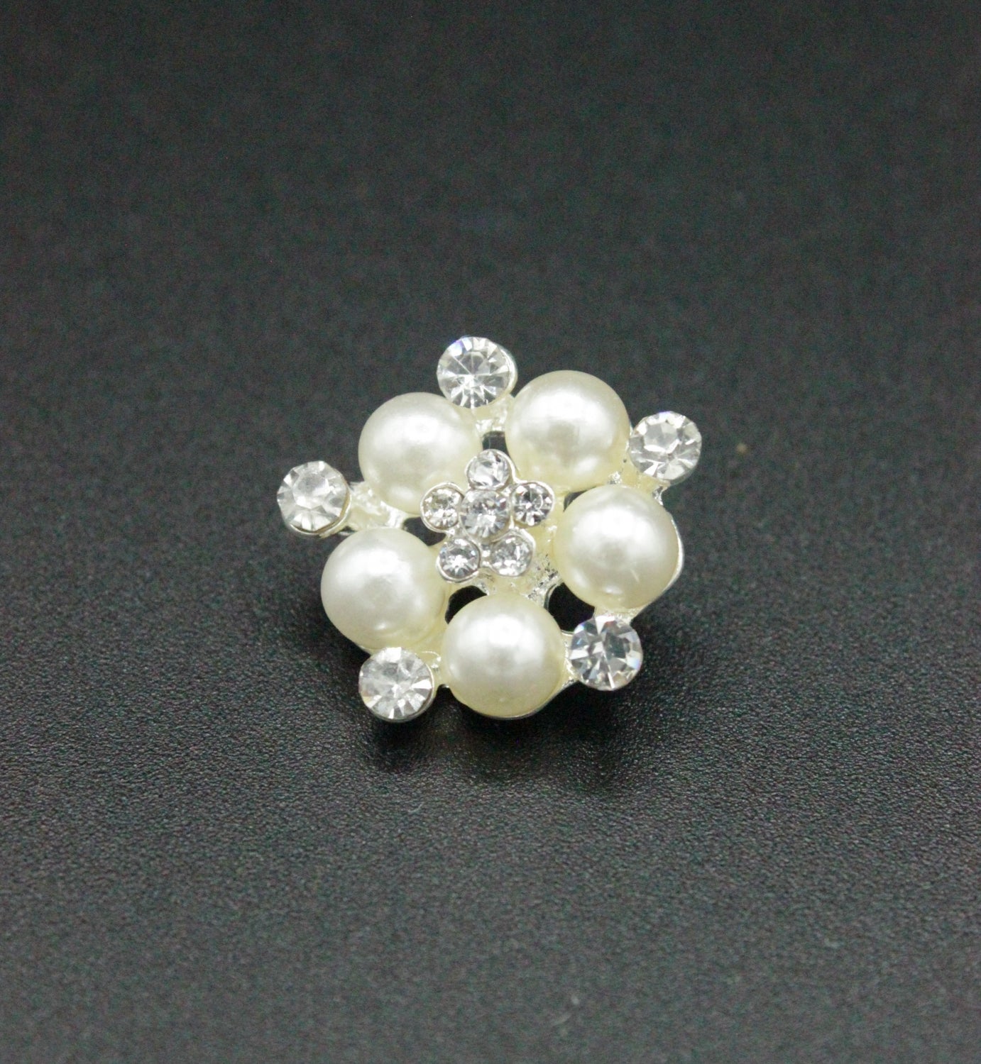 Nasturi Metalici Cu Strasuri Si Perle, 20mm, Argintiu