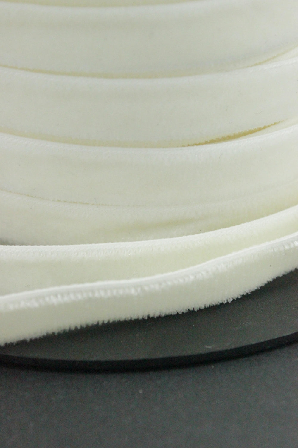 Panglica De Catifea Elastica, 10mm, Crem Unt