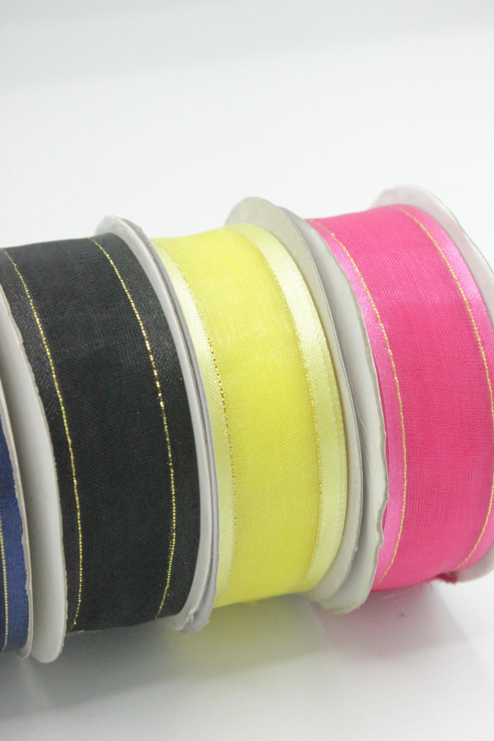 Panglica Organza Cu Margine Din Saten Si Fir Lame Auriu, 25mm