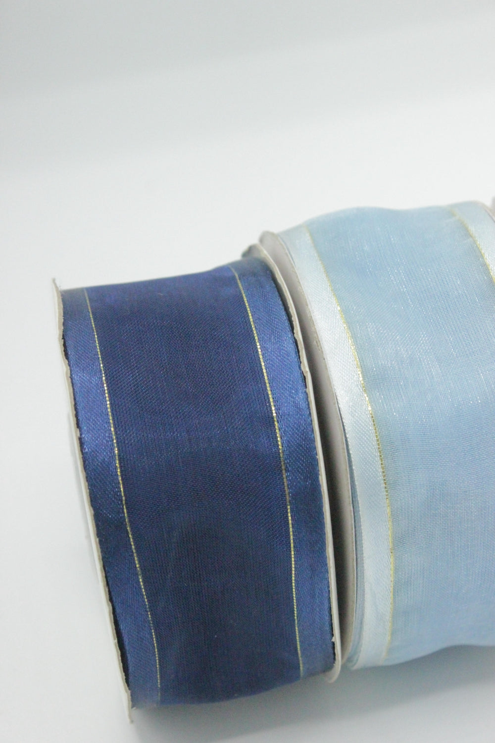 Panglica Organza Cu Margine Din Saten Si Fir Lame Auriu,40mm