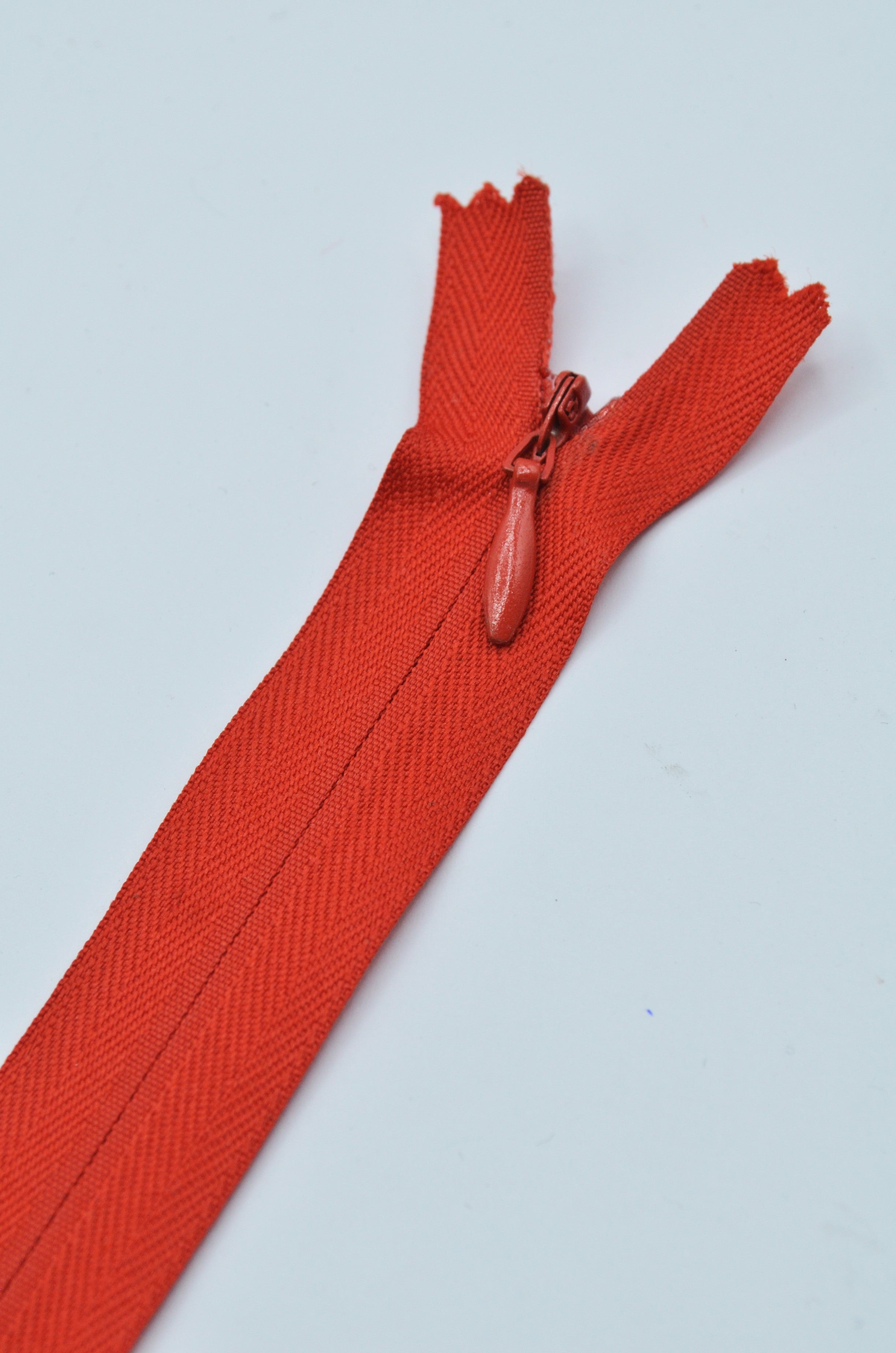 Fermoar Pe Panza Ascuns 20cm, Rosu
