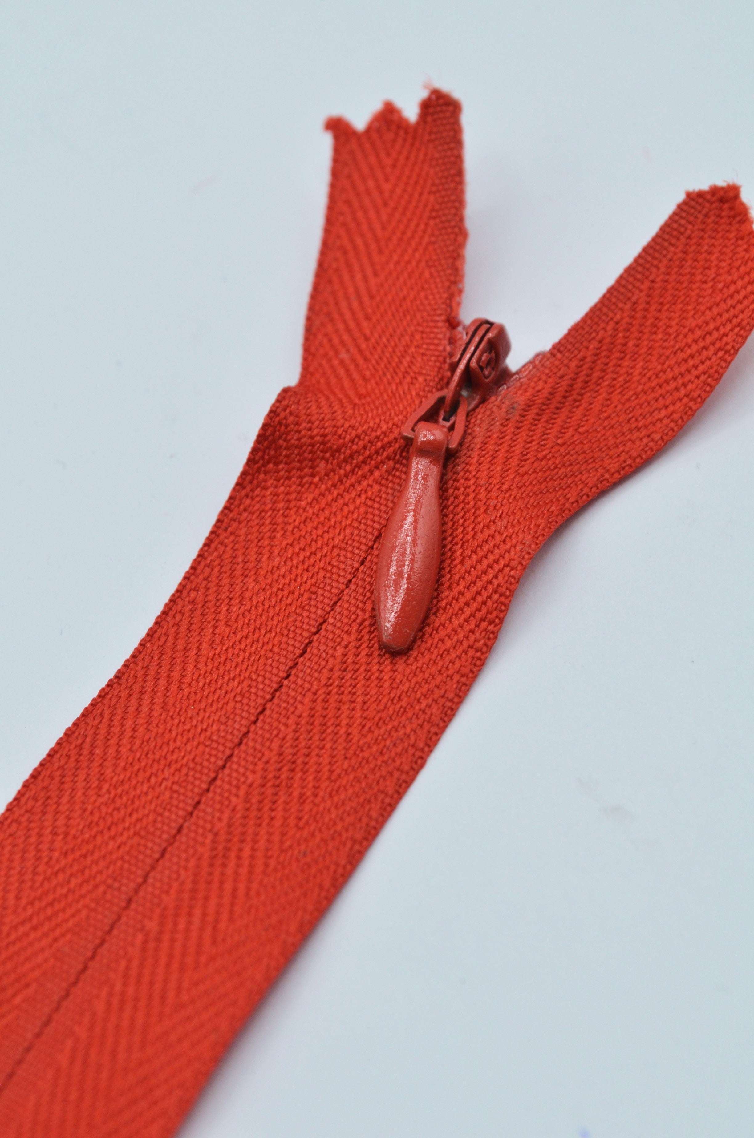 Fermoar Pe Panza Ascuns 20cm, Rosu