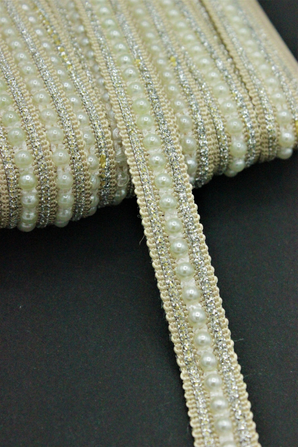 Pasmanterie Bej Deschis Cu Perle Ivoire Si Fir Lurex Argintiu, 13mm