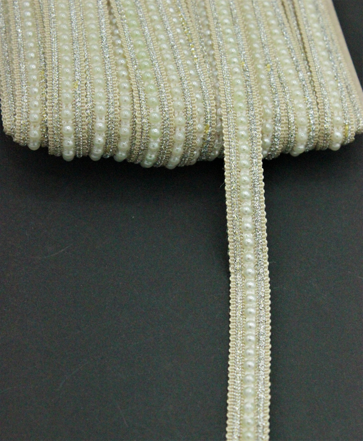 Pasmanterie Bej Deschis Cu Perle Ivoire Si Fir Lurex Argintiu, 13mm