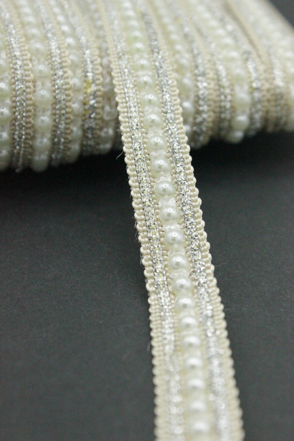 Pasmanterie Bej Deschis Cu Perle Ivoire Si Fir Lurex Argintiu, 13mm