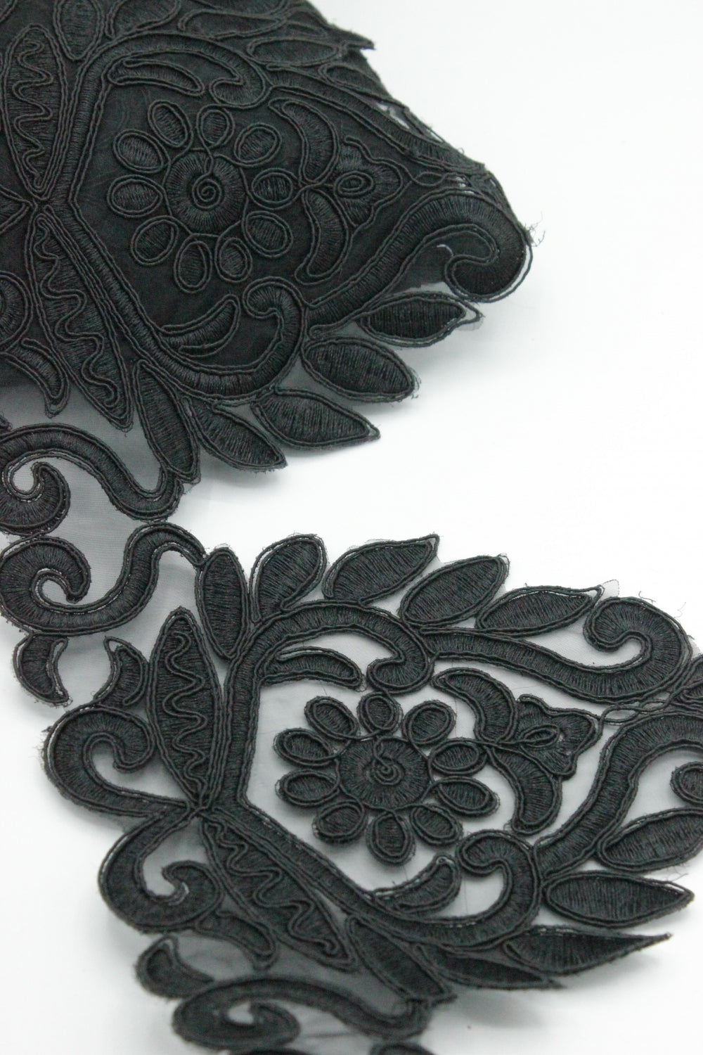 Pasmanterie Brodata Cu Negru, 18cm