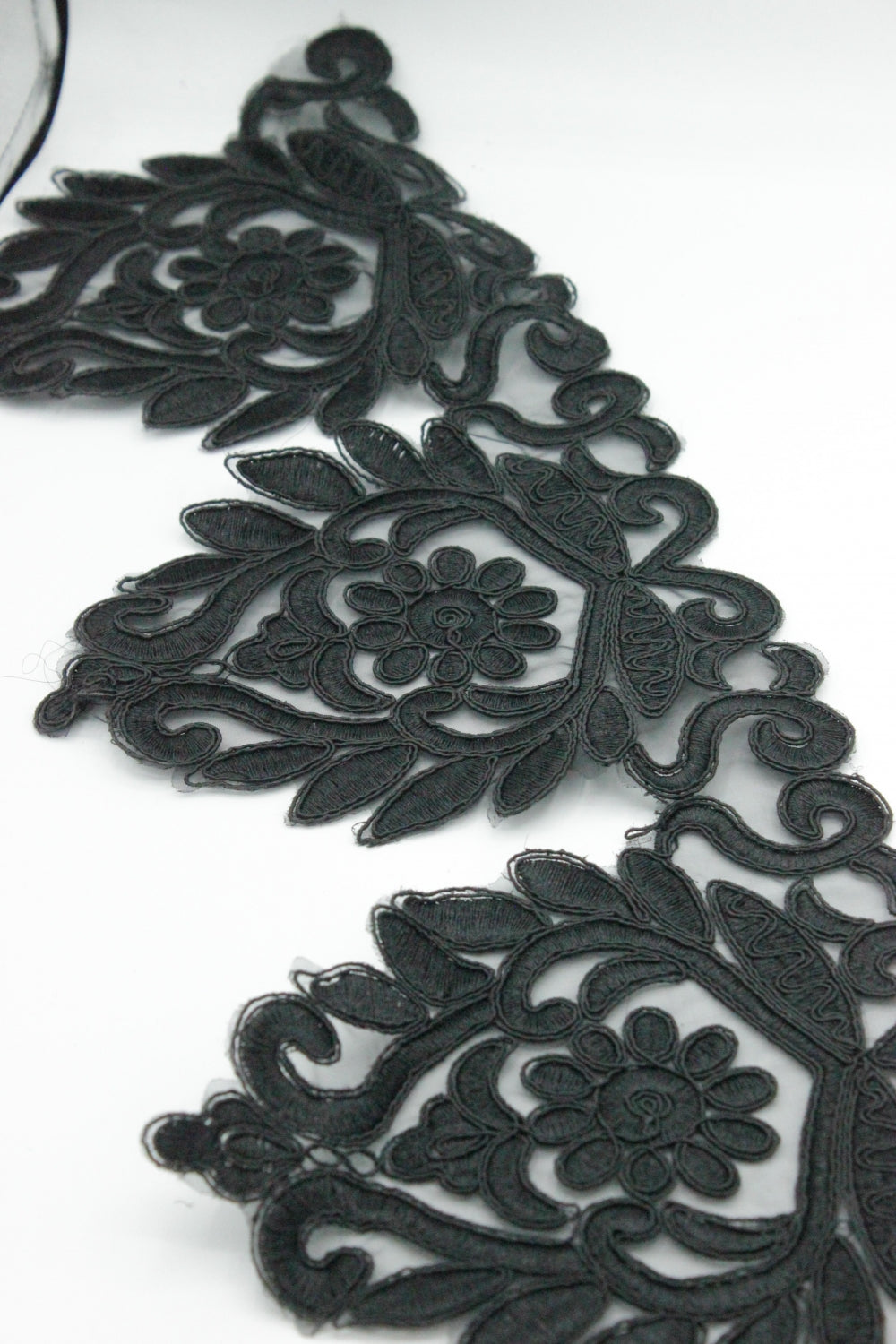 Pasmanterie Brodata Cu Negru, 18cm