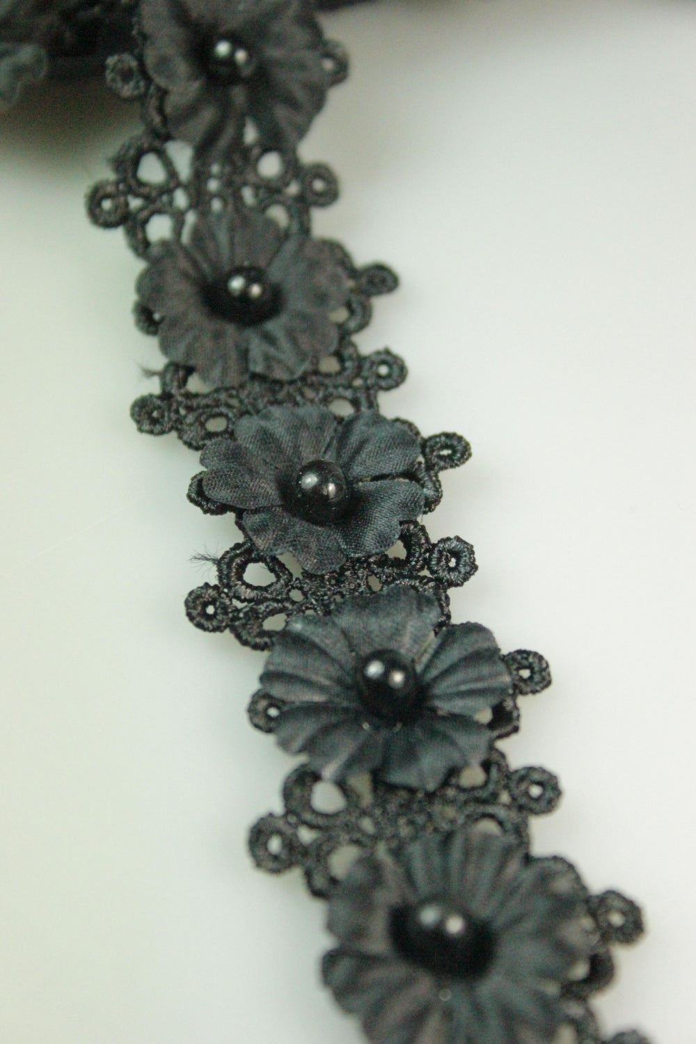 Pasmanterie Cu Flori Si Margele, 28mm, Negru