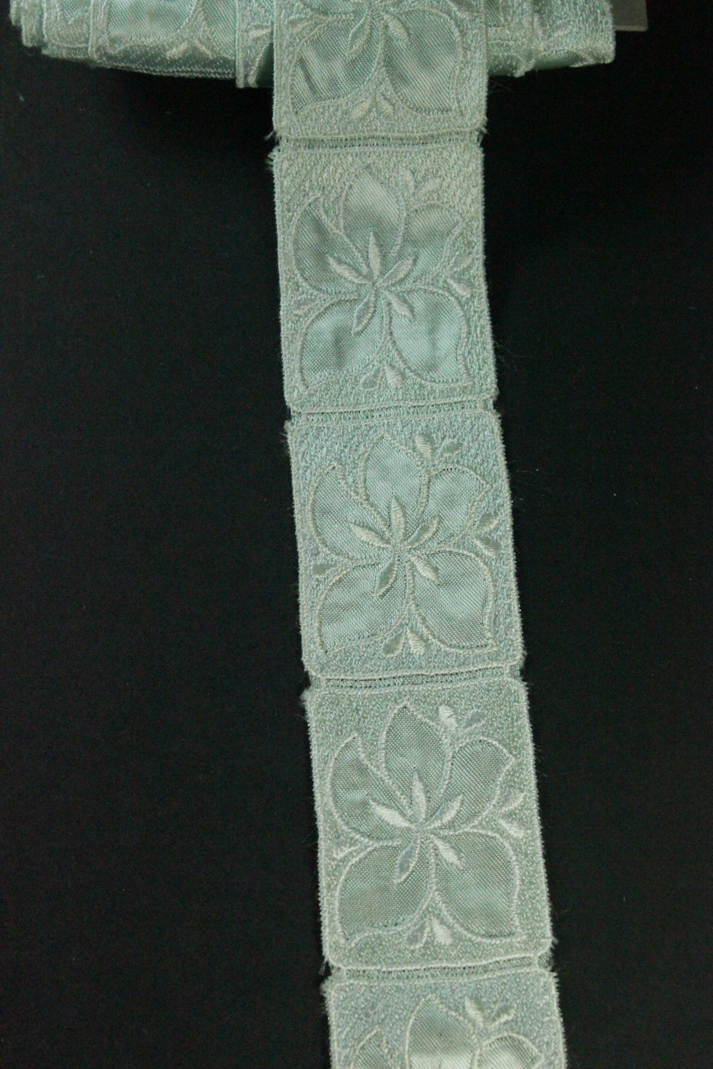 Pasmanterie Satinata Brodata, verde pastel, 40mm