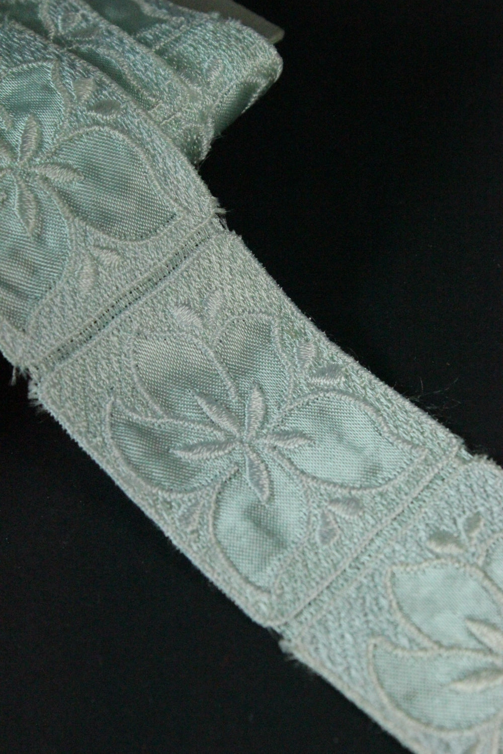 Pasmanterie Satinata Brodata, verde pastel, 40mm