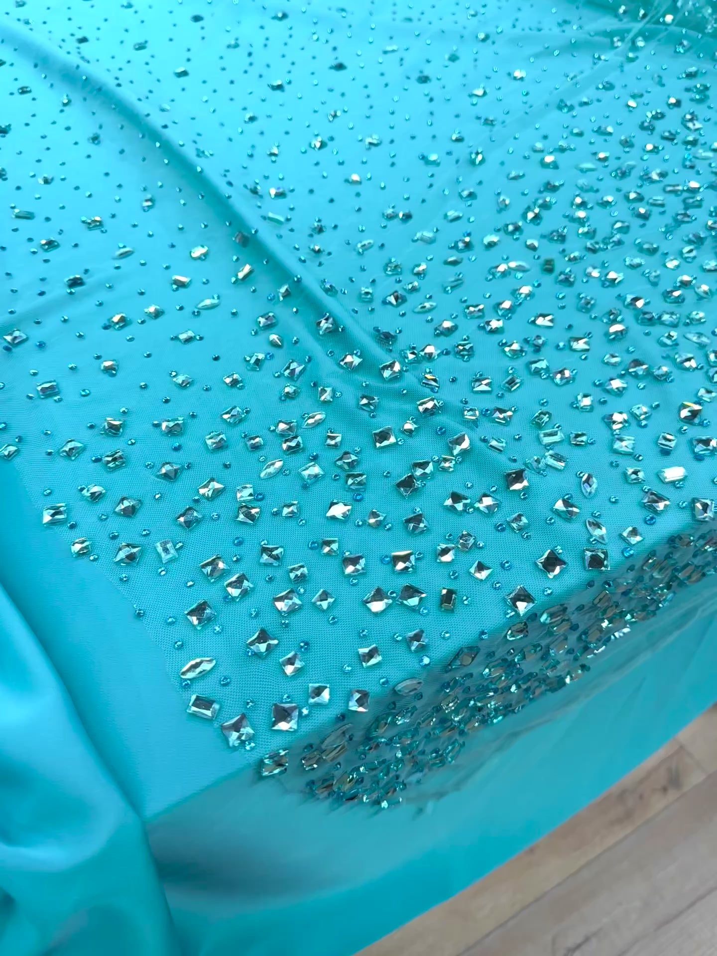 Încărcați videoclipul: Tull cu pietre - Turcoaz