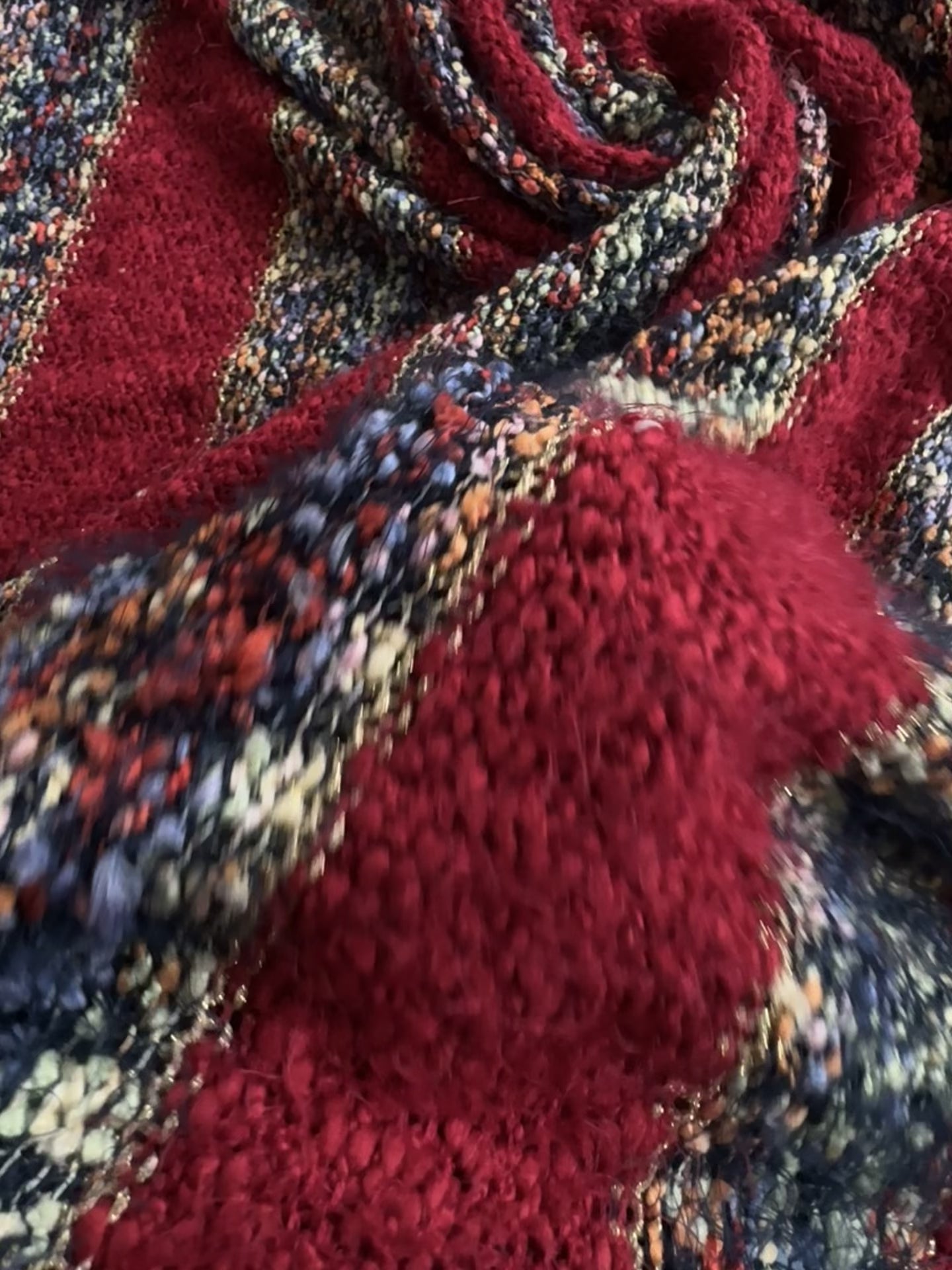 Încărcați videoclipul: Tricot Pufos Cu Fir Lame Auriu