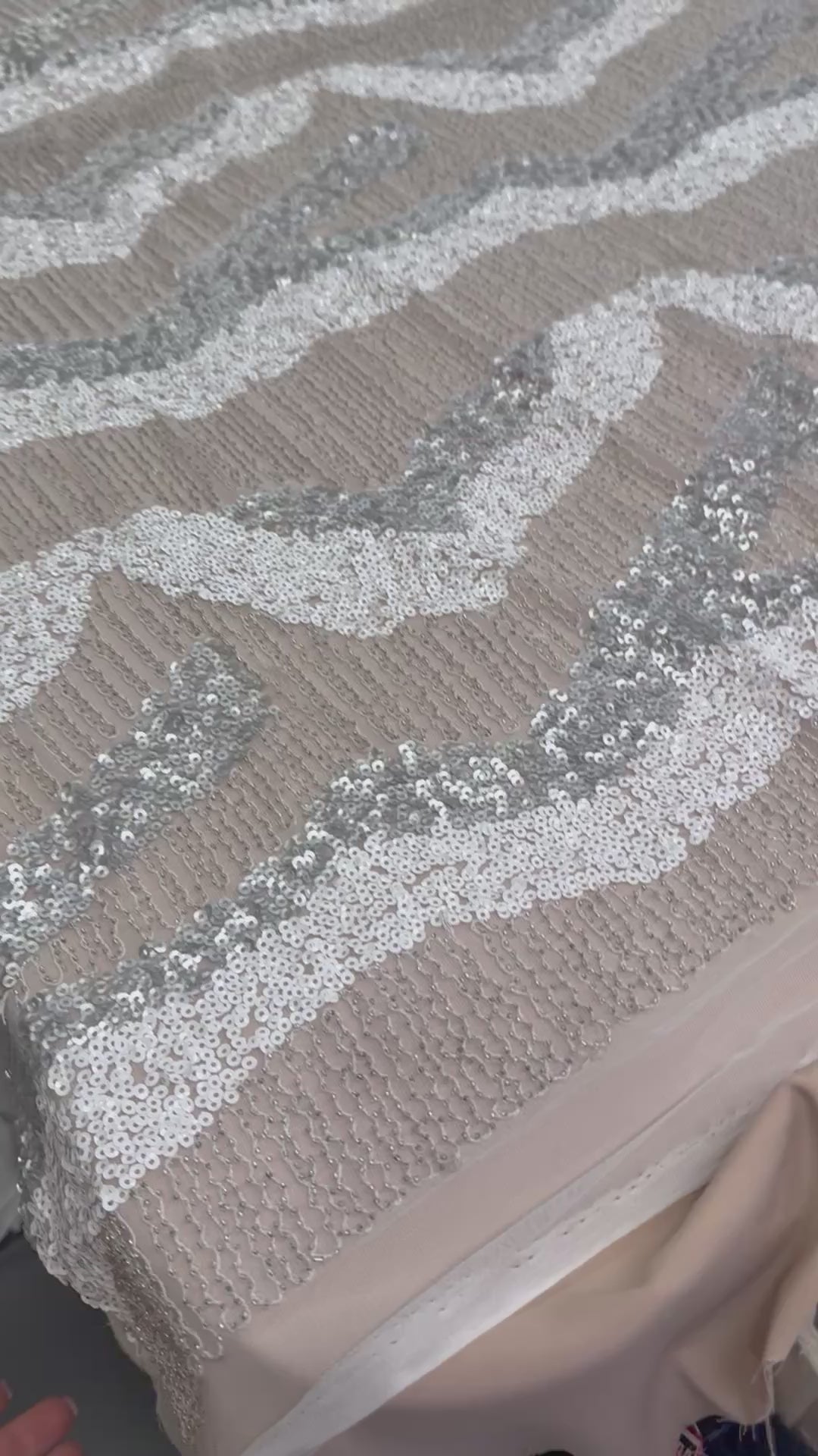 Încărcați videoclipul: Broderie Alba Cu Margele Si Paiete