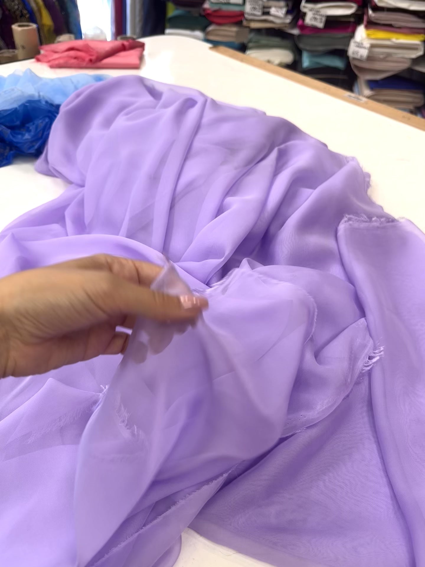 Încărcați videoclipul: Voal Chiffon Lila