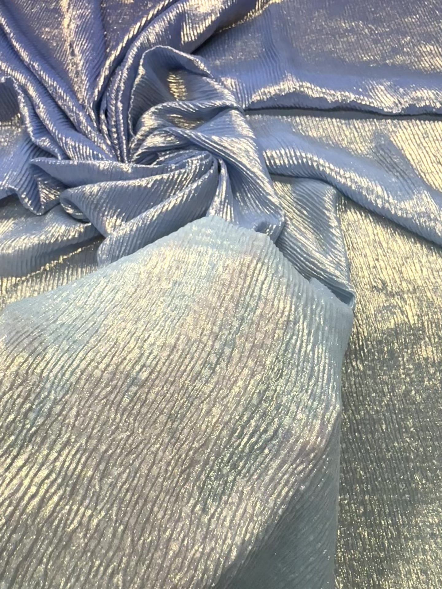 Încărcați videoclipul: Voal Fin Creponat Metalizat In Degrade