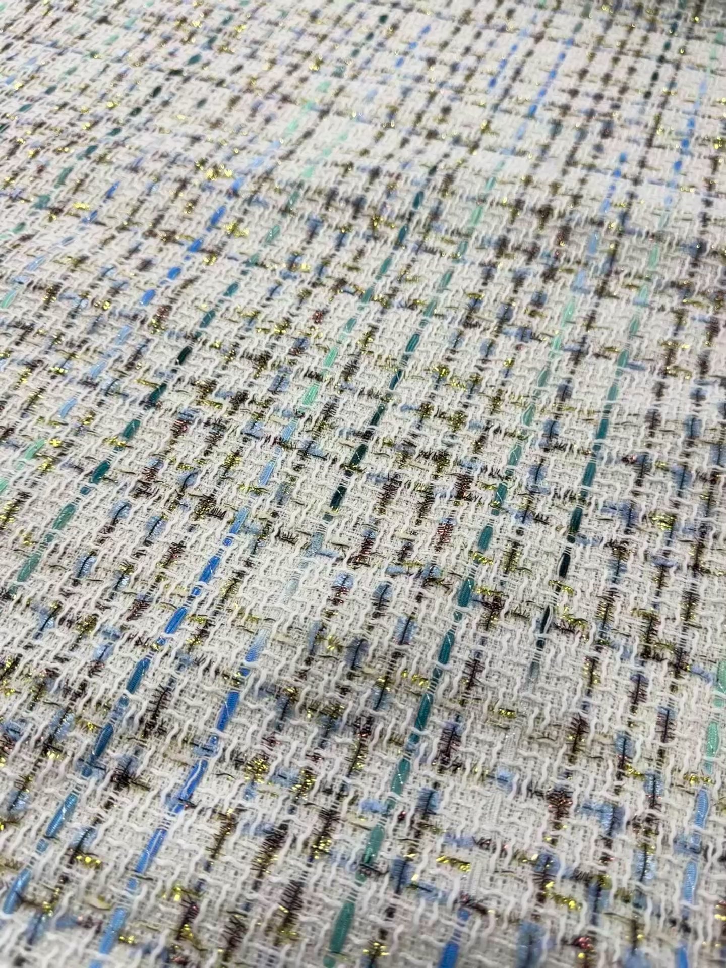 Încărcați videoclipul: Stofă Tweed Ivoire Cu Fir Lurex Auriu