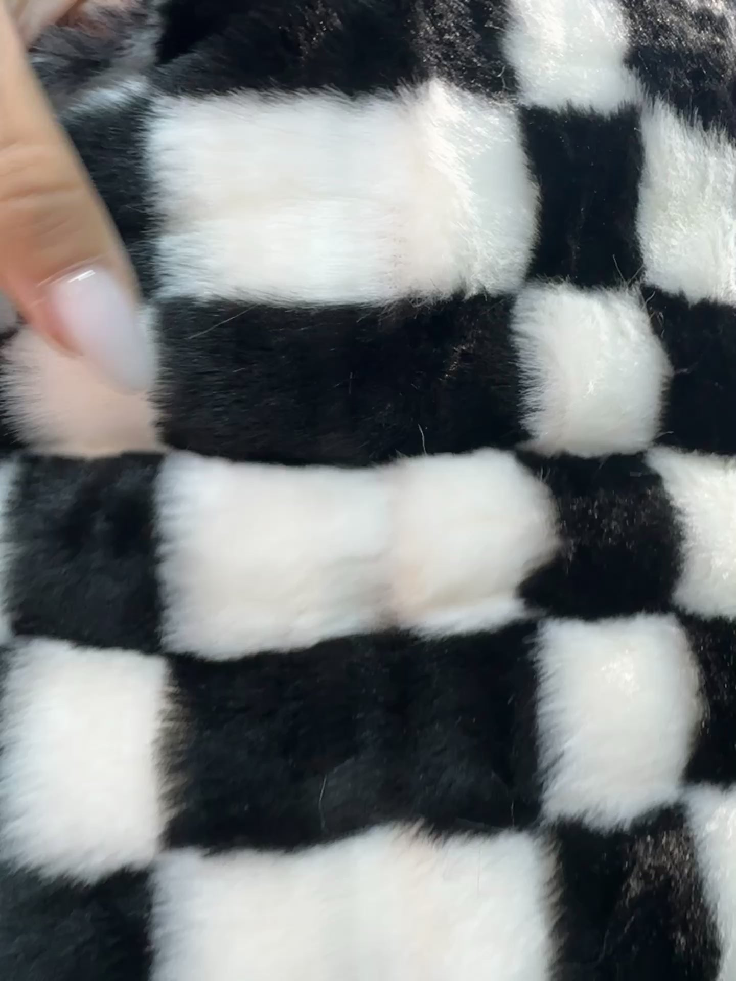 Încărcați videoclipul: Blana artificiala cu fir scurt -  Alb Negru