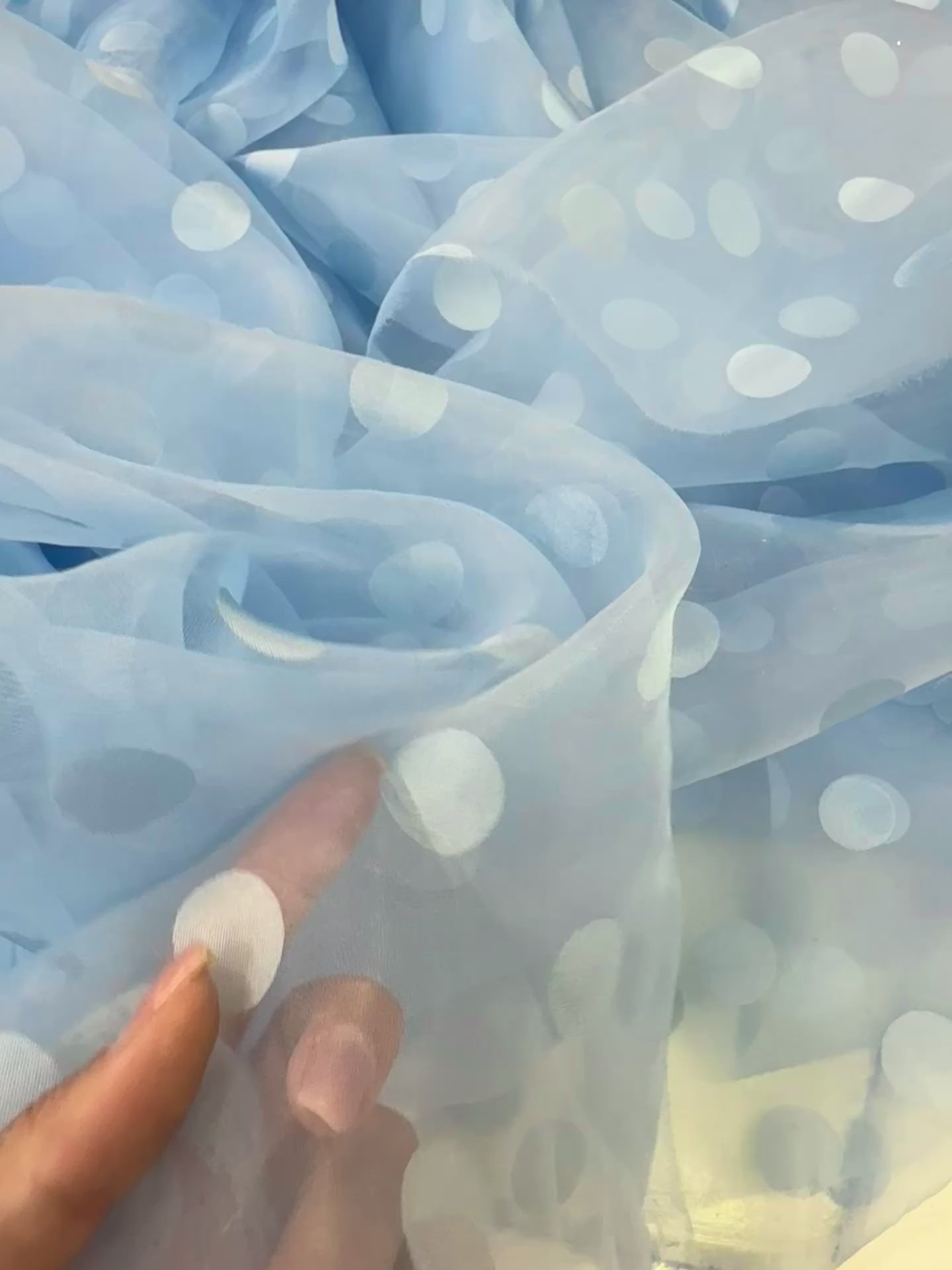 Încărcați videoclipul: Voal De Organza cu buline, Bleu