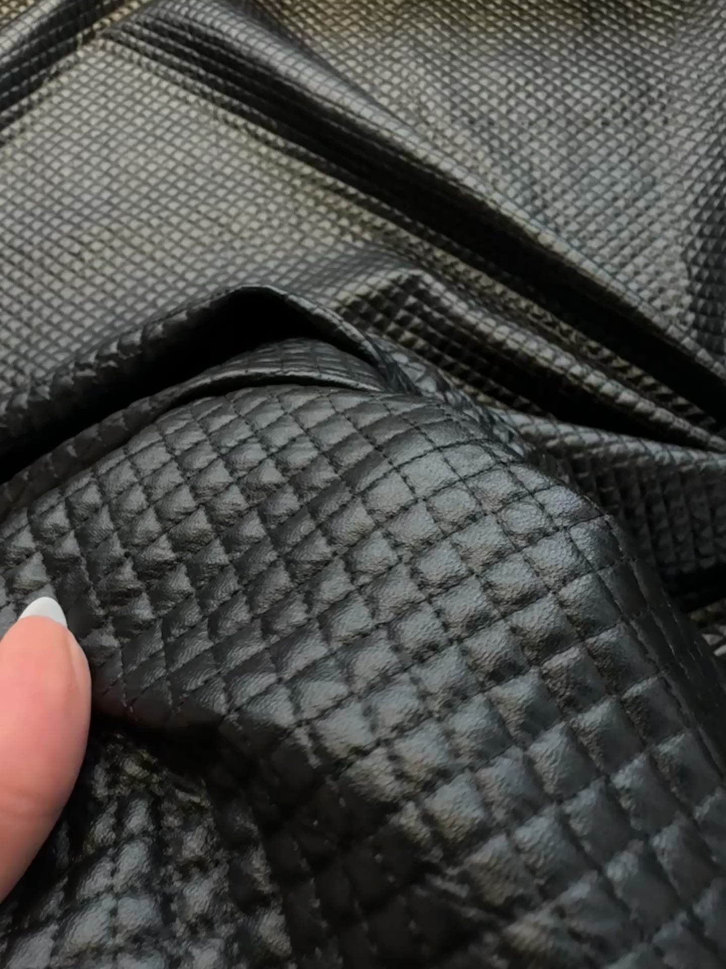 Încărcați videoclipul: Imitație Piele Matlasata - Negru