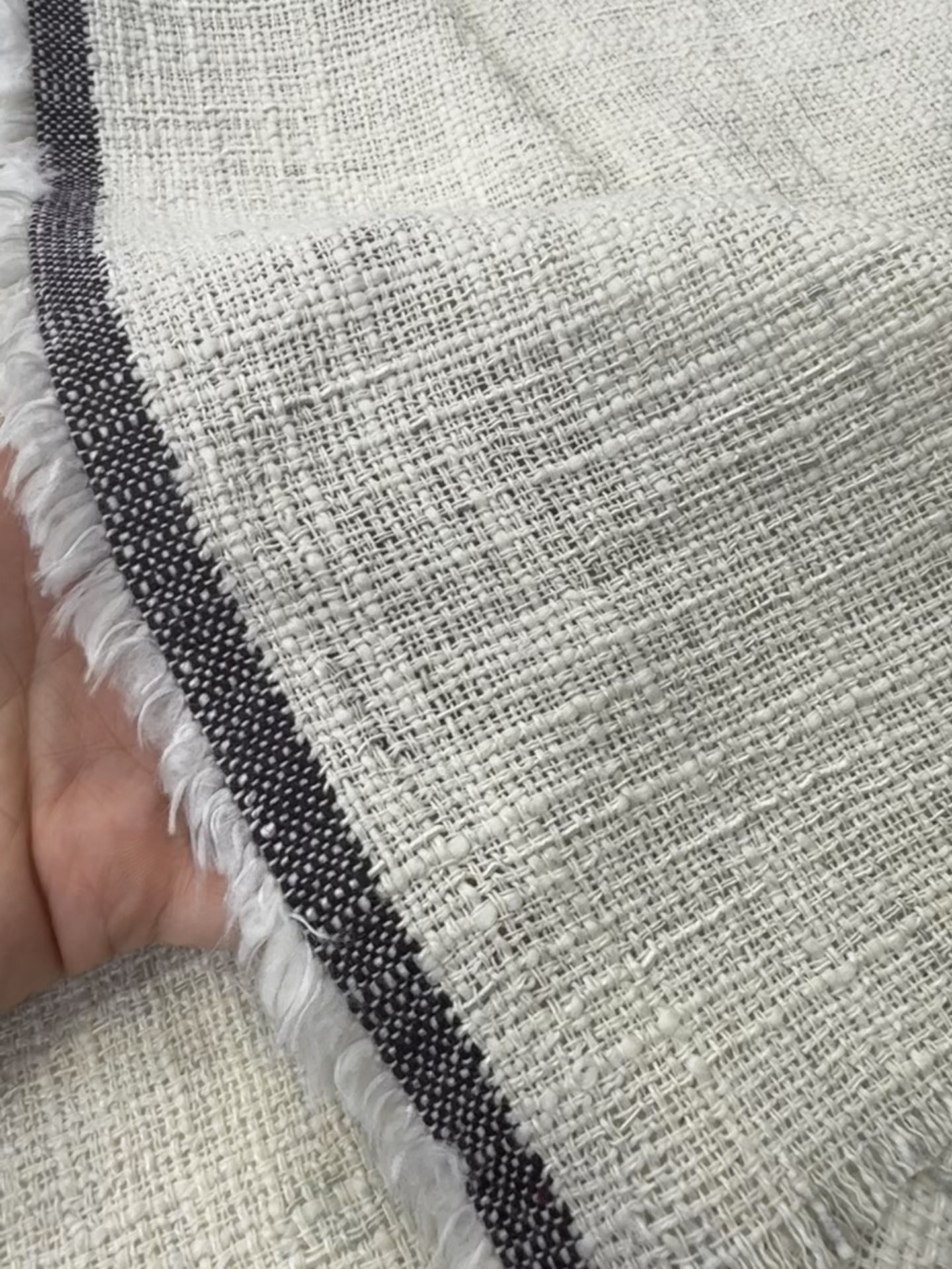 Încărcați videoclipul: Stofa Tip Chanel subtire, Crem Cu Insertii Gri Deschis