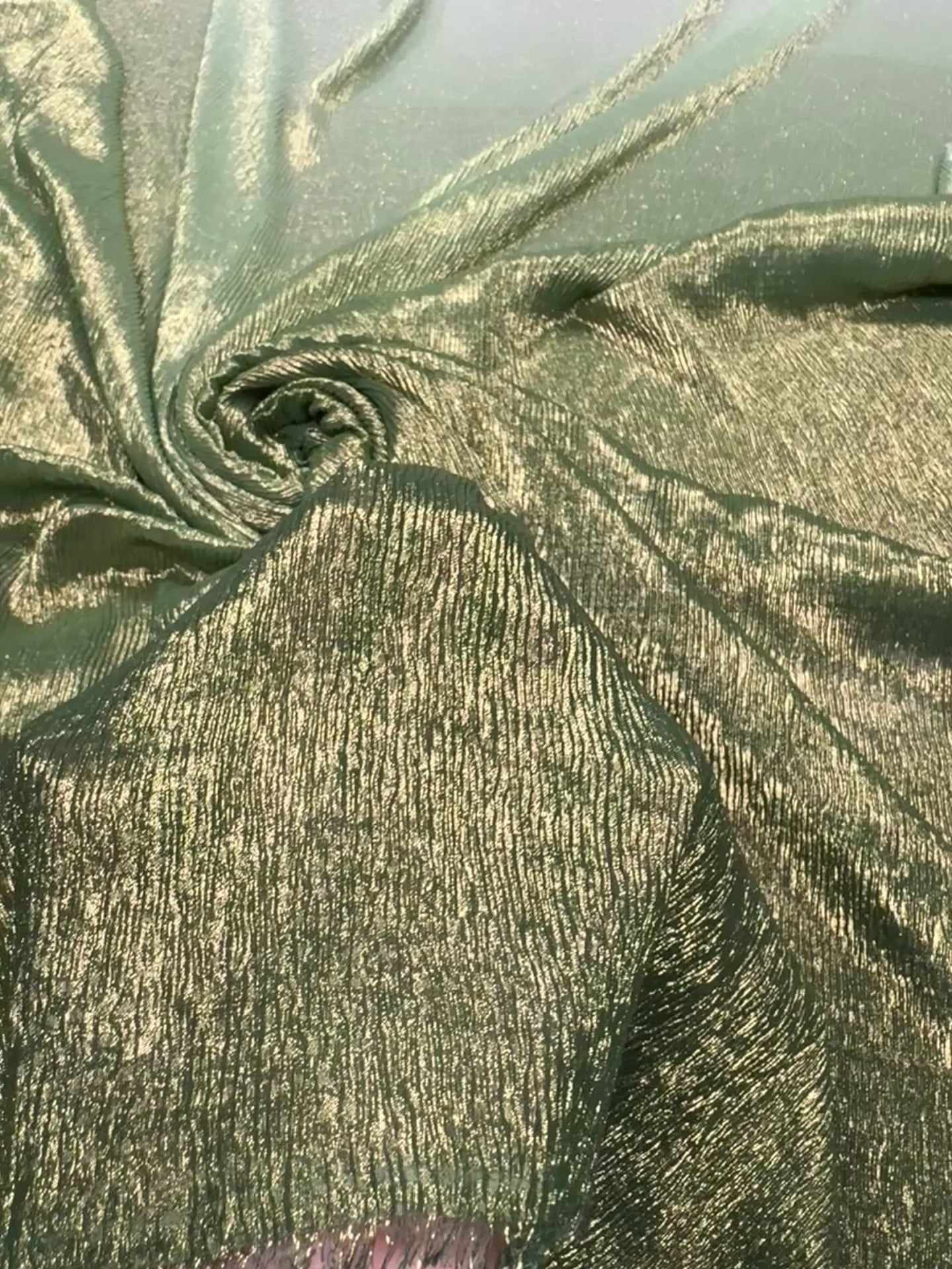 Încărcați videoclipul: Voal Fin Creponat Metalizat In Degrade