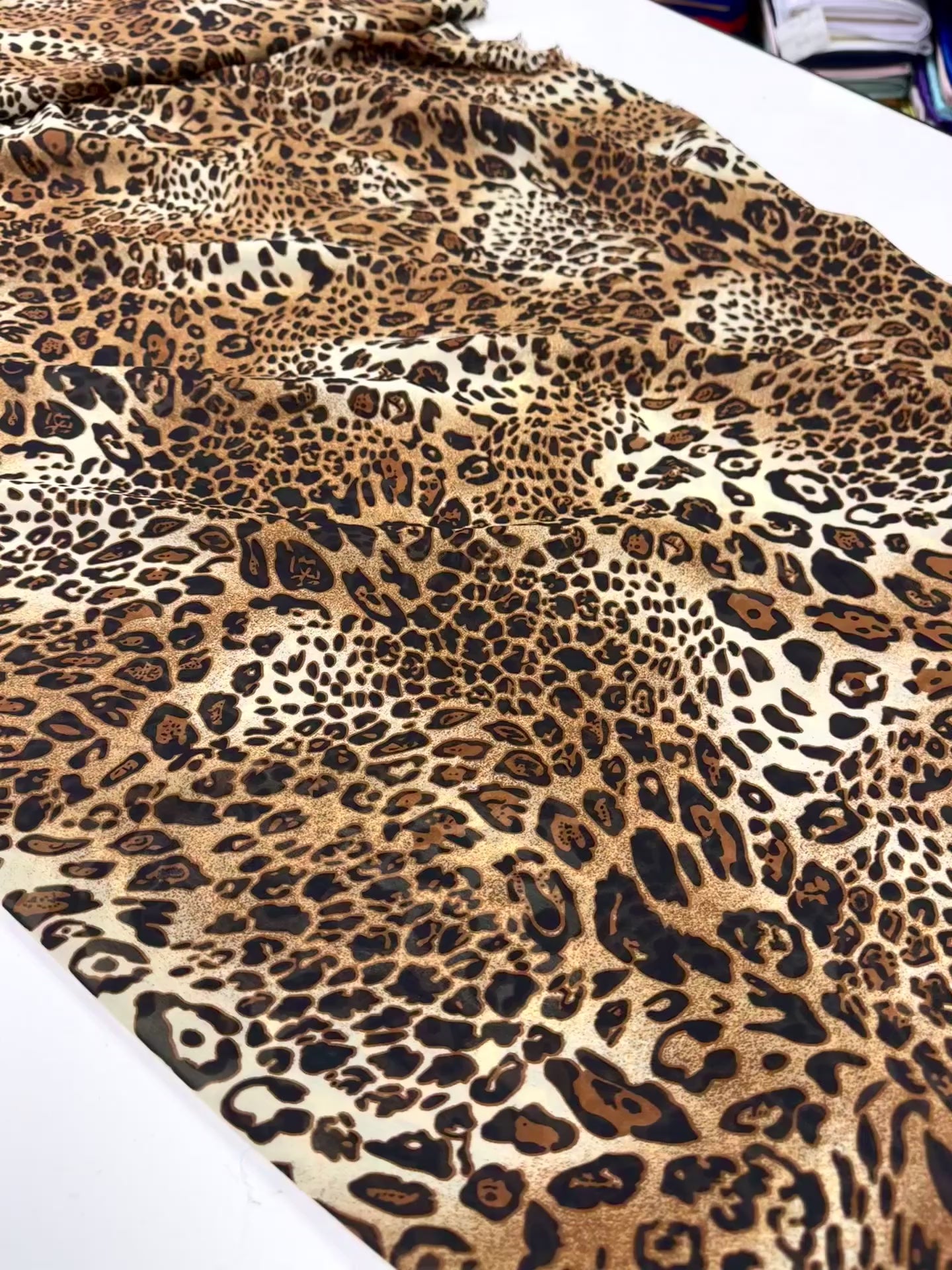 Încărcați videoclipul: Voal Imprimat Animal Print