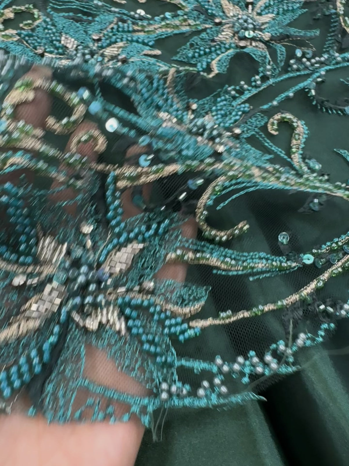 Încărcați videoclipul: Cupon broderie cu mărgele 50cm - verde turcoaz, lățime 1.30m
