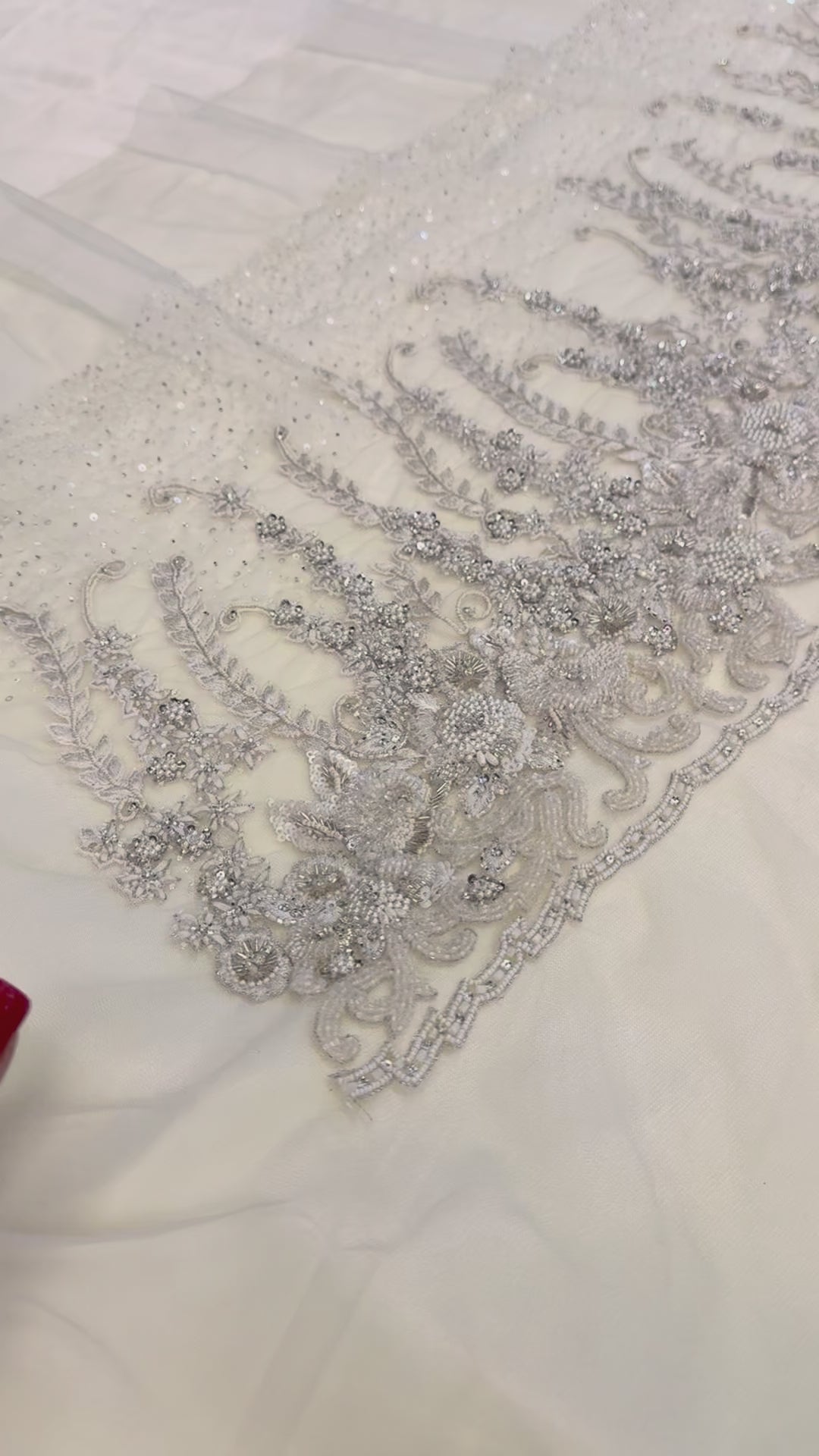 Încărcați videoclipul: Broderie Bust Pentru Mireasă Ivoire 140x 30cm bucata
