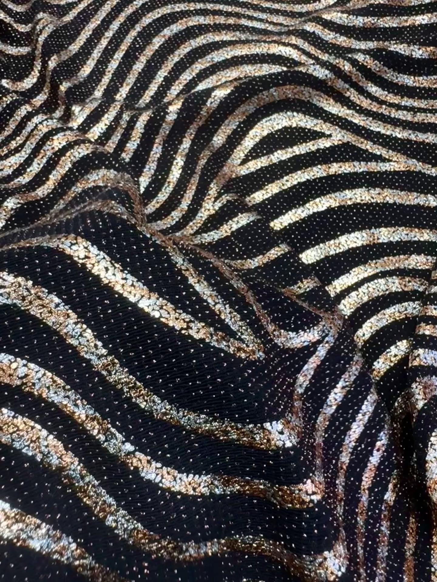 Încărcați videoclipul: Lurex negru cu auriu