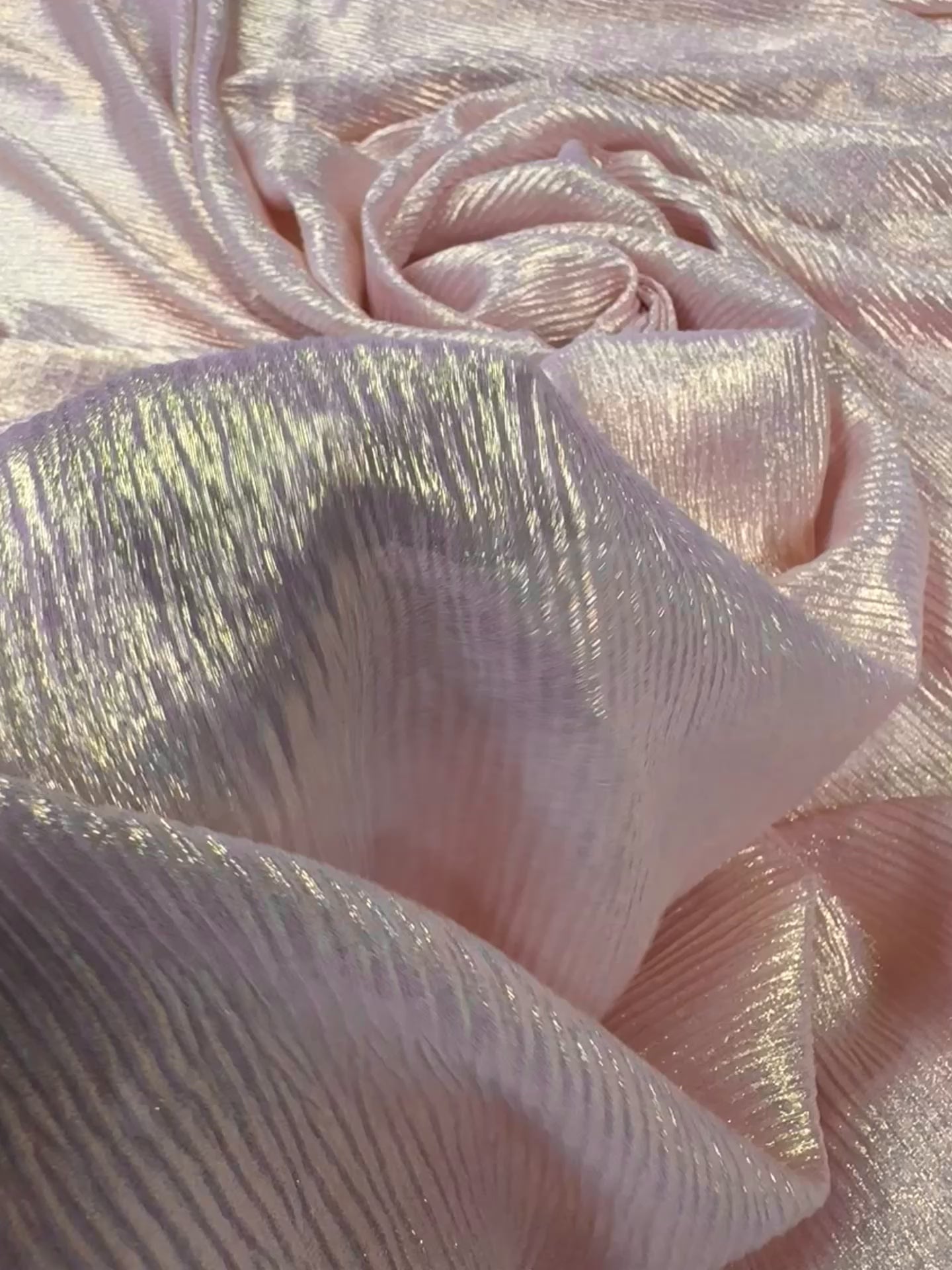 Încărcați videoclipul: Voal Fin Creponat Metalizat Roz