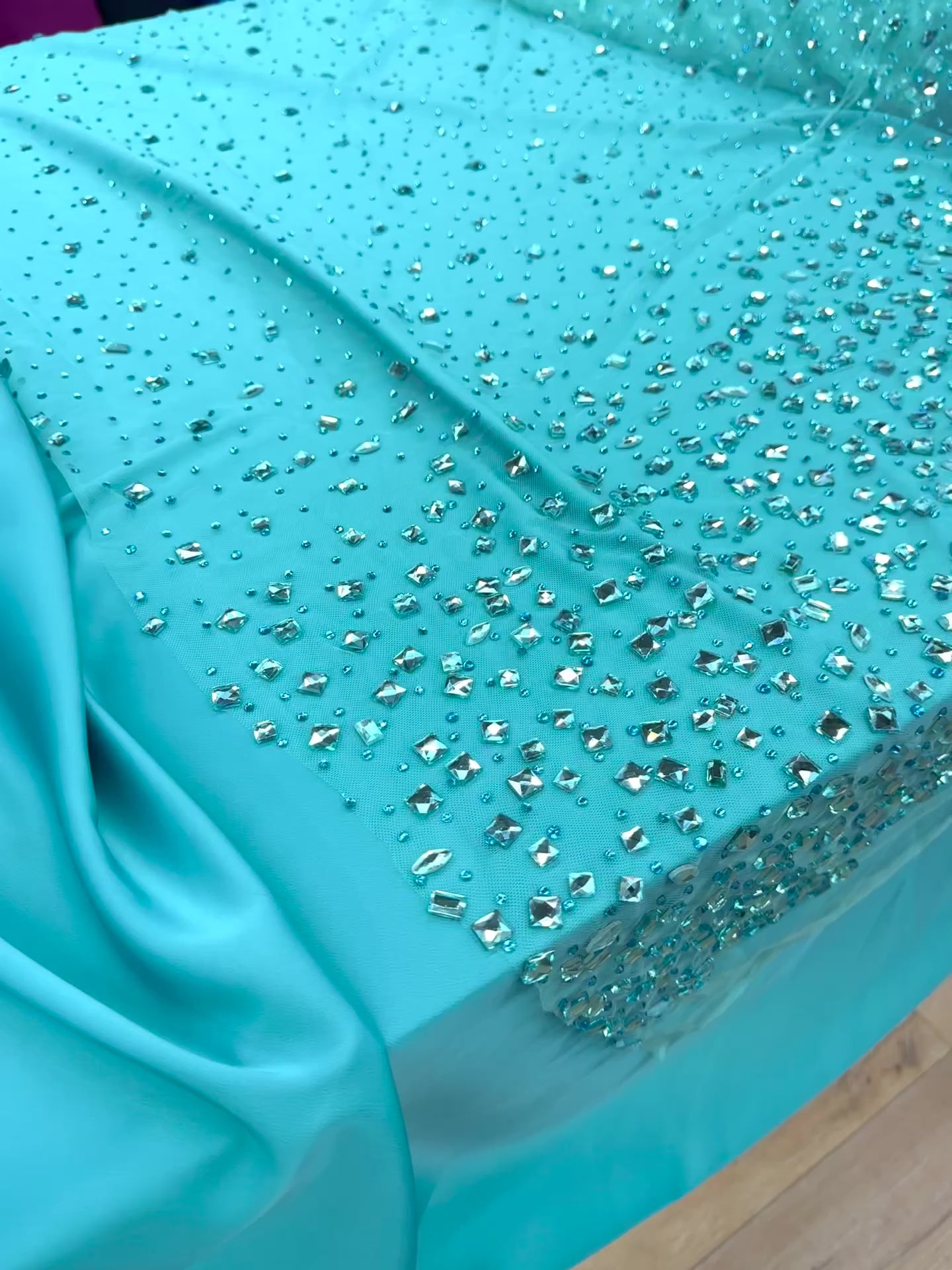 Încărcați videoclipul: Tull cu pietre - Turcoaz