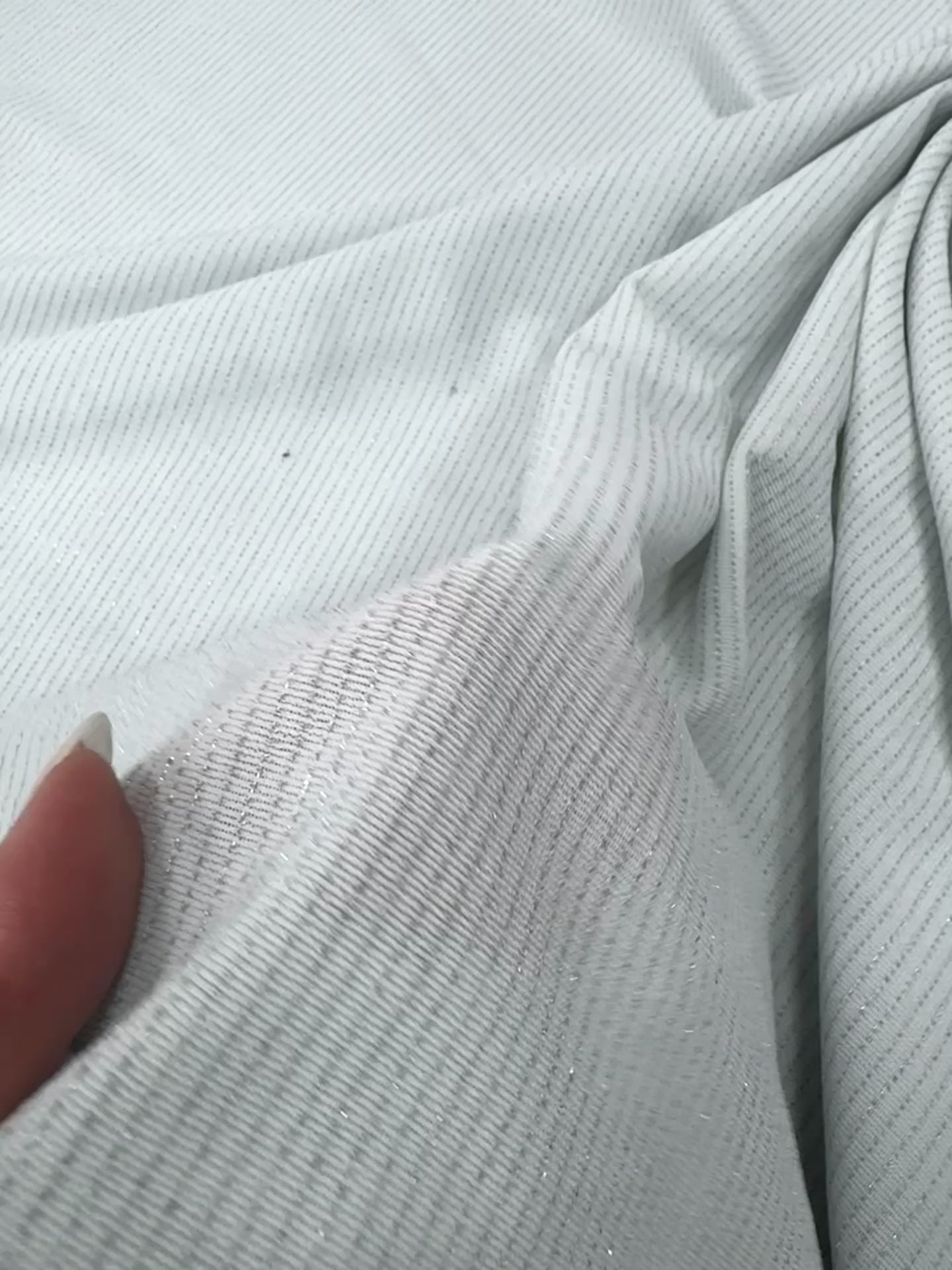 Încărcați videoclipul: Lurex alb cu argintiu