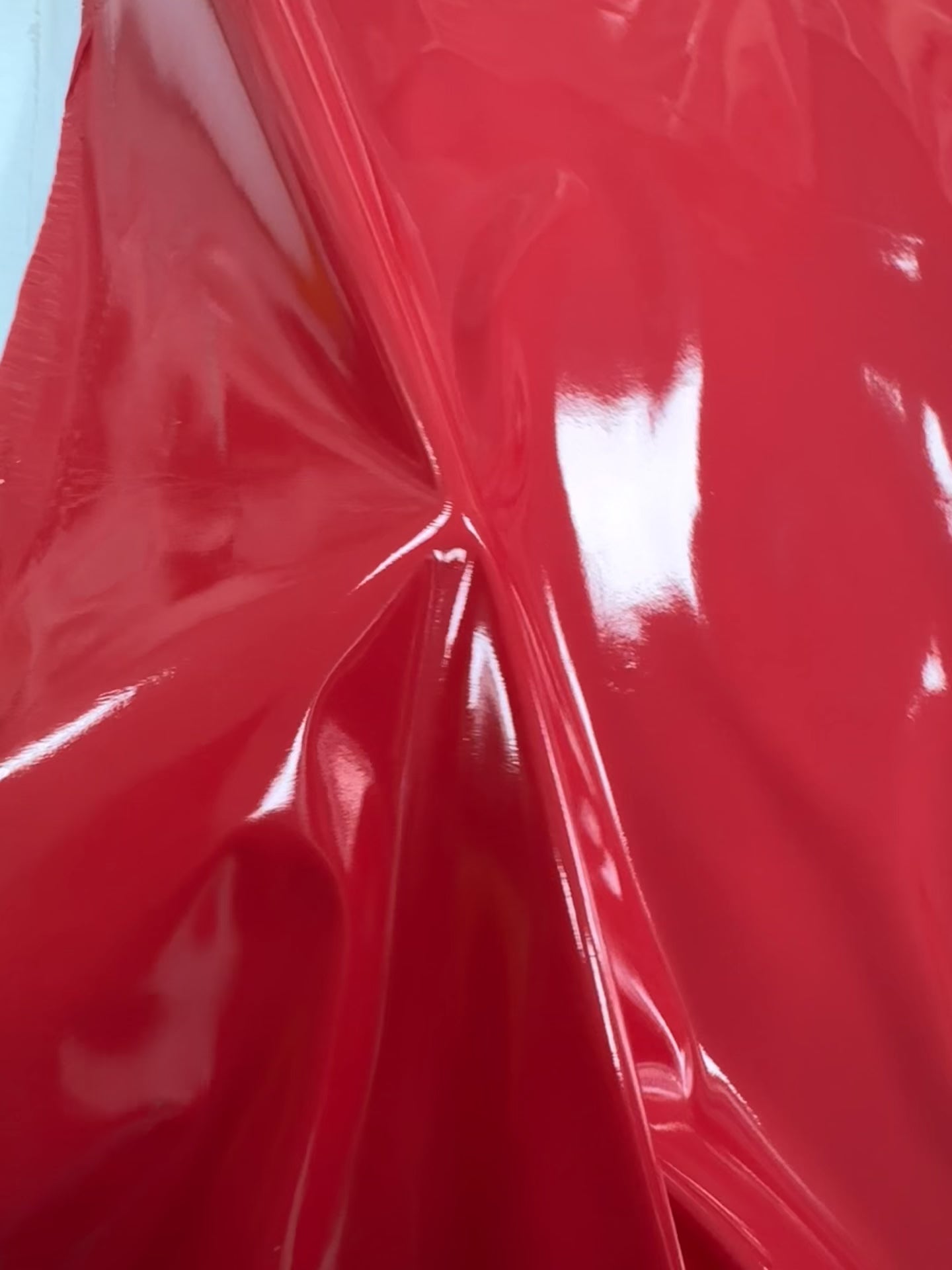 Încărcați videoclipul: Țesătură latex imitație de piele lăcuită cu elastan - Roșu