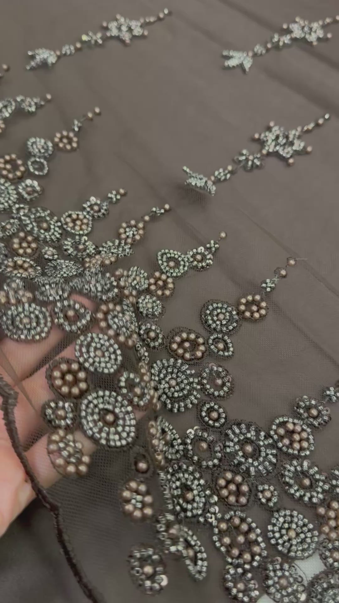 Încărcați videoclipul: Broderie pe Tull cu margele Maro - Latime 1.30m