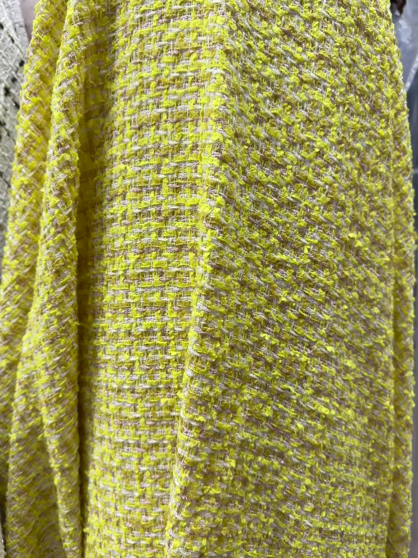 Încărcați videoclipul: Stofă Tweed cu fir lurex auriu