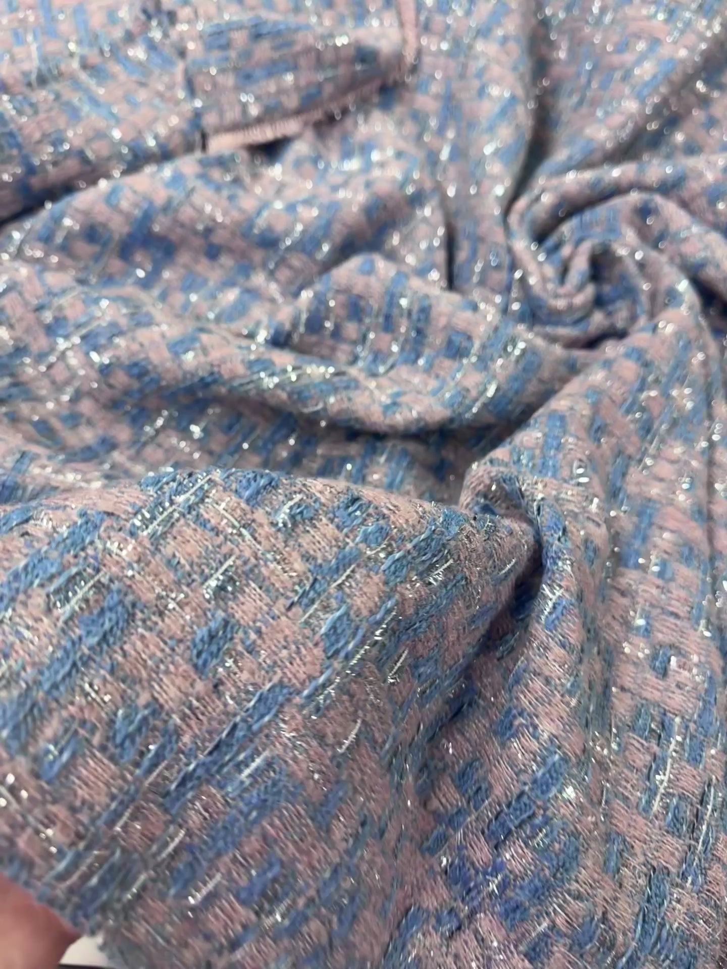 Încărcați videoclipul: Stofă Tweed roz cu bleu si fir lurex argintiu