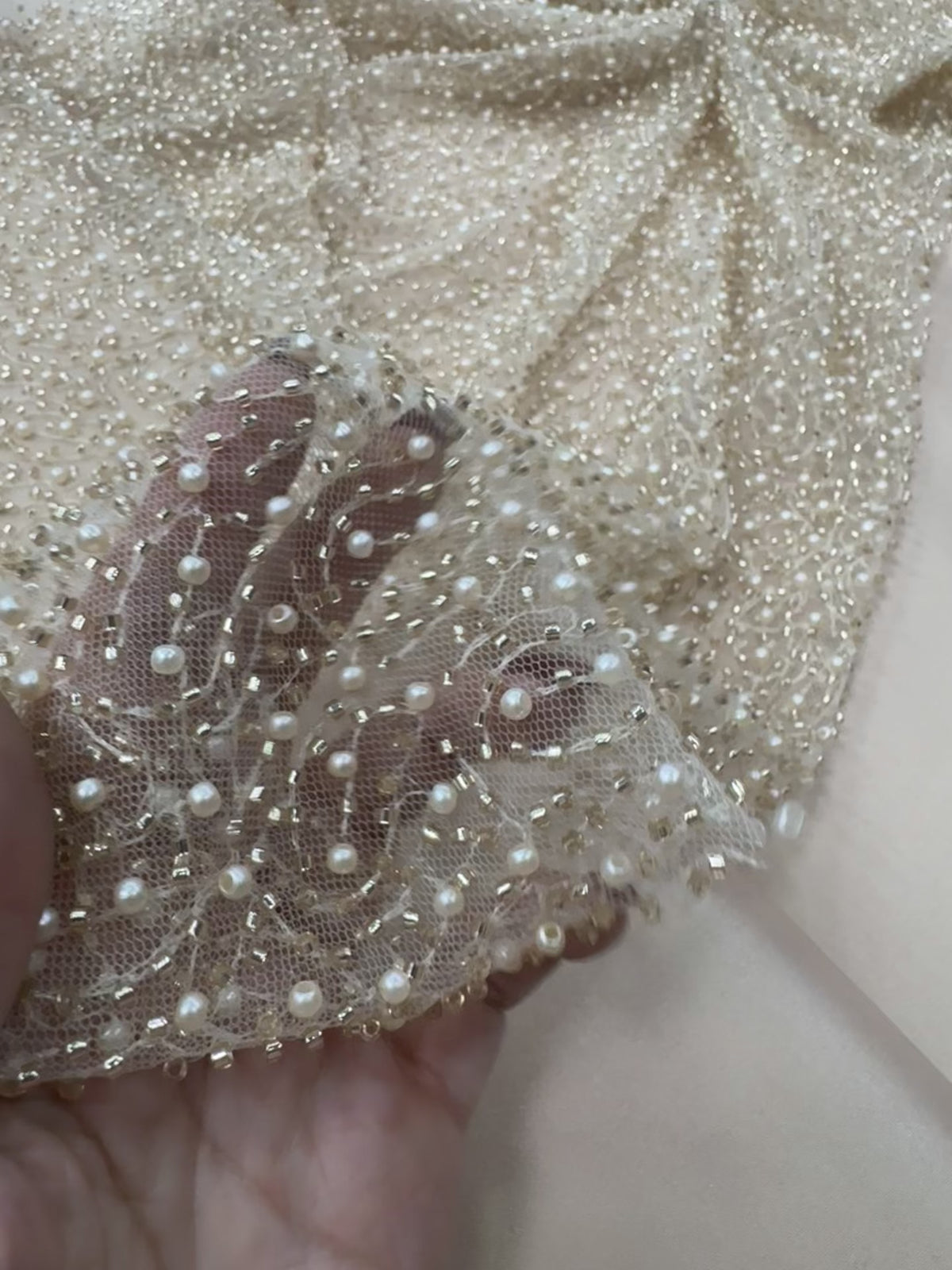 Încărcați videoclipul: Cupon broderie cu mărgele 50cm - Bej, lățime 1.30m