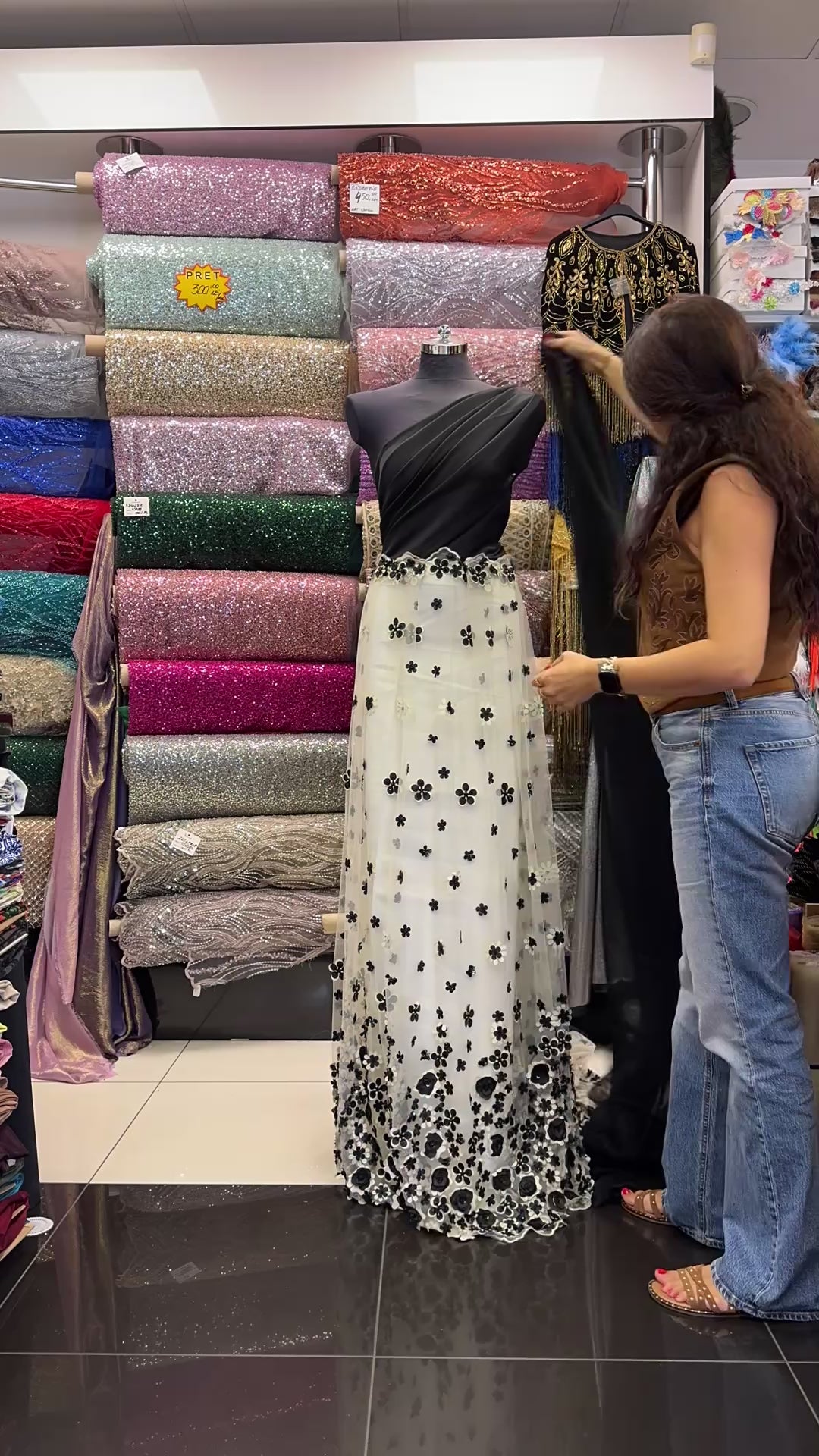 Încărcați videoclipul: Broderie Pe Tull Crem Unt Cu Flori 3D Negre