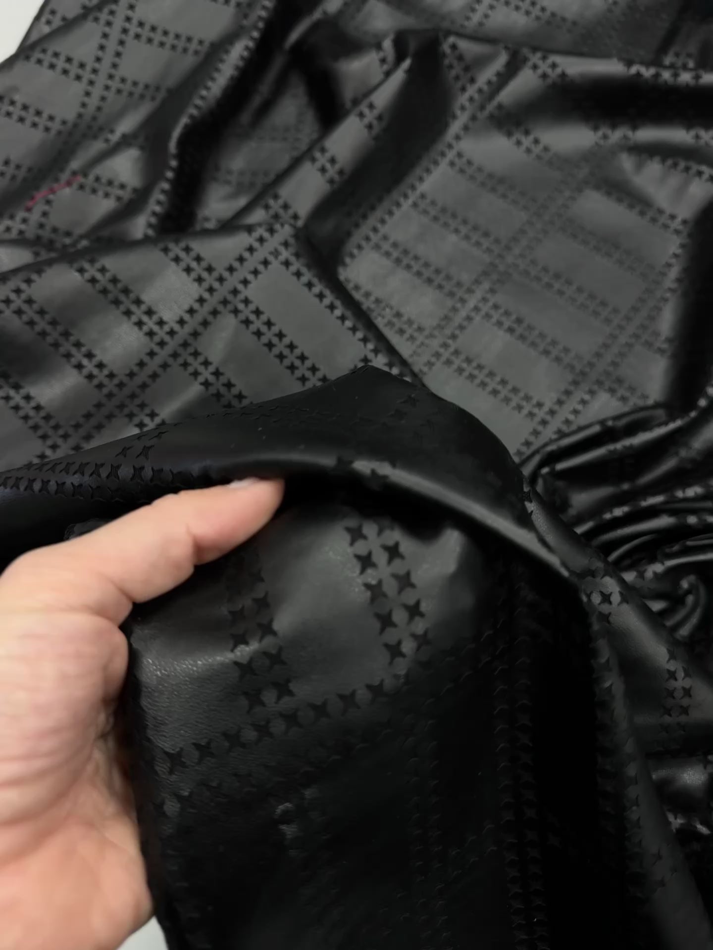 Încărcați videoclipul: Piele ecologica ușor elastica cu Tull - Negru