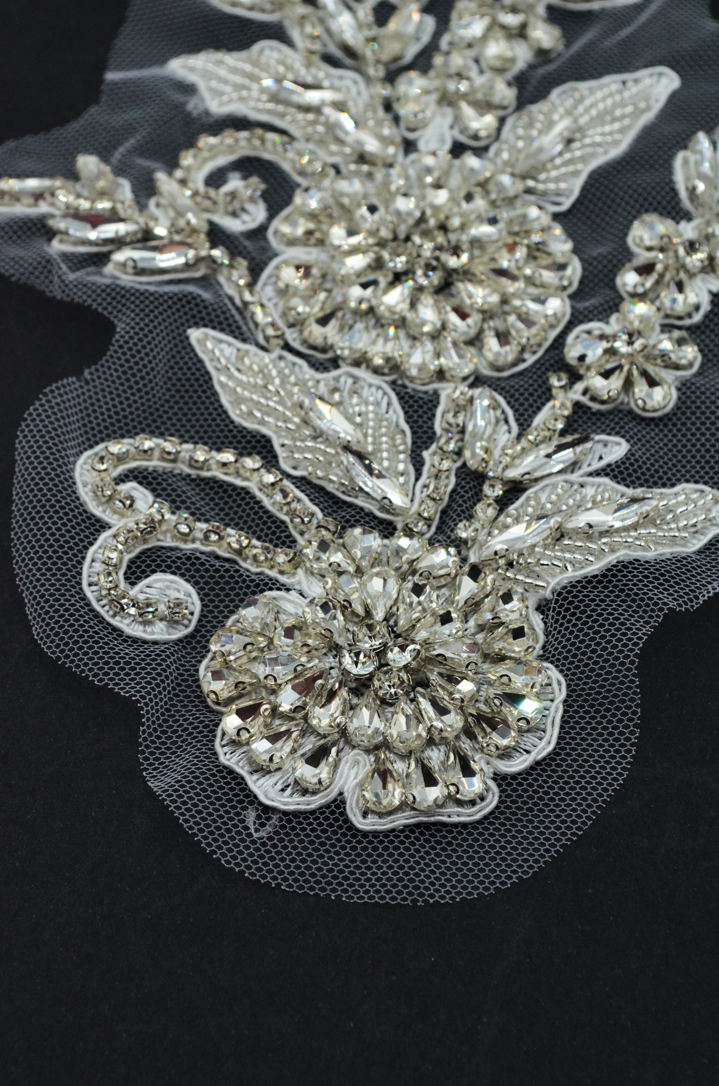Aplicatie Broderie Pe Tull Cu Pietre 19x13cm, Alb