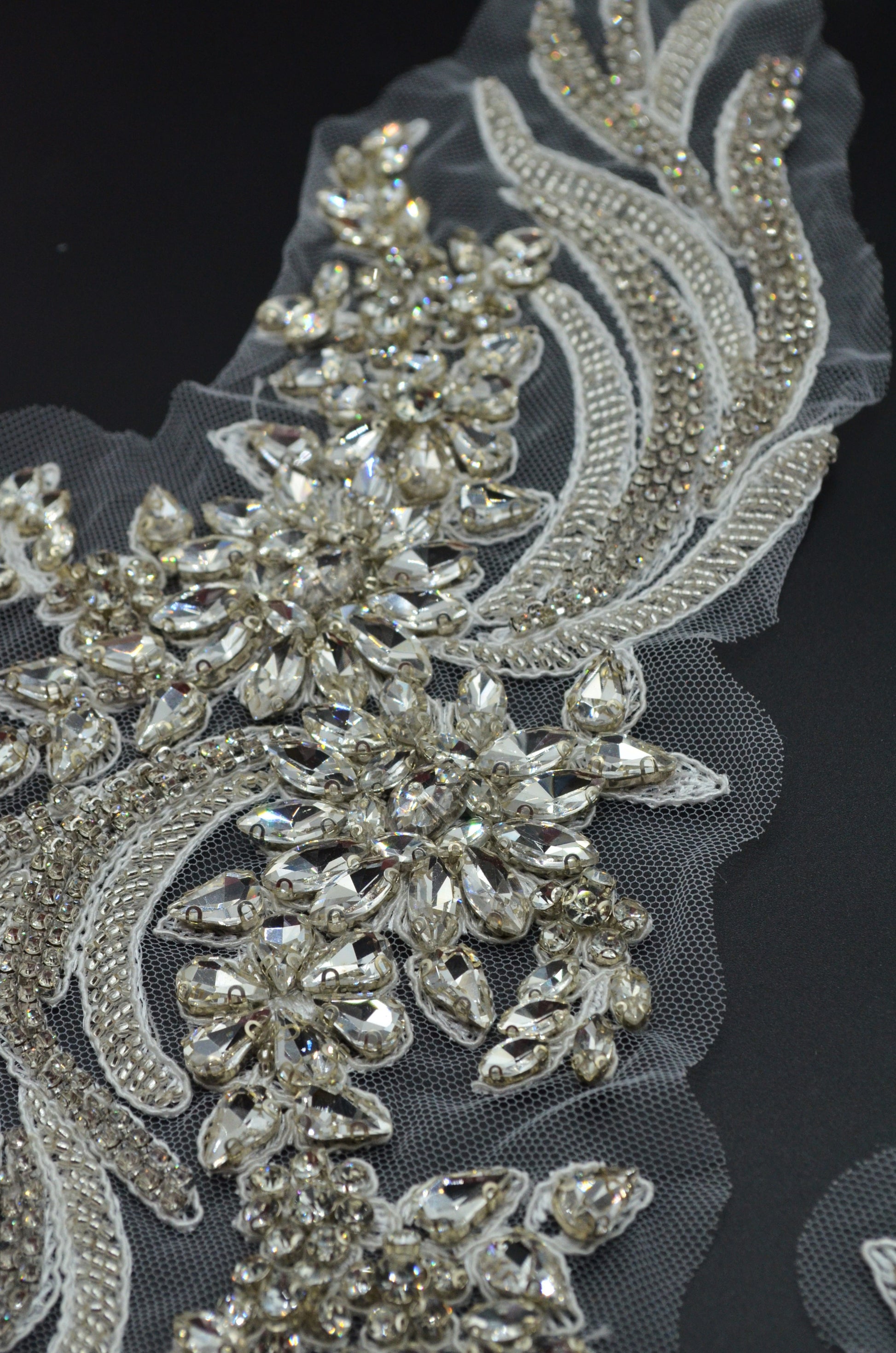 Aplicatie Broderie Pe Tull Cu Pietre 36x13cm, Alb